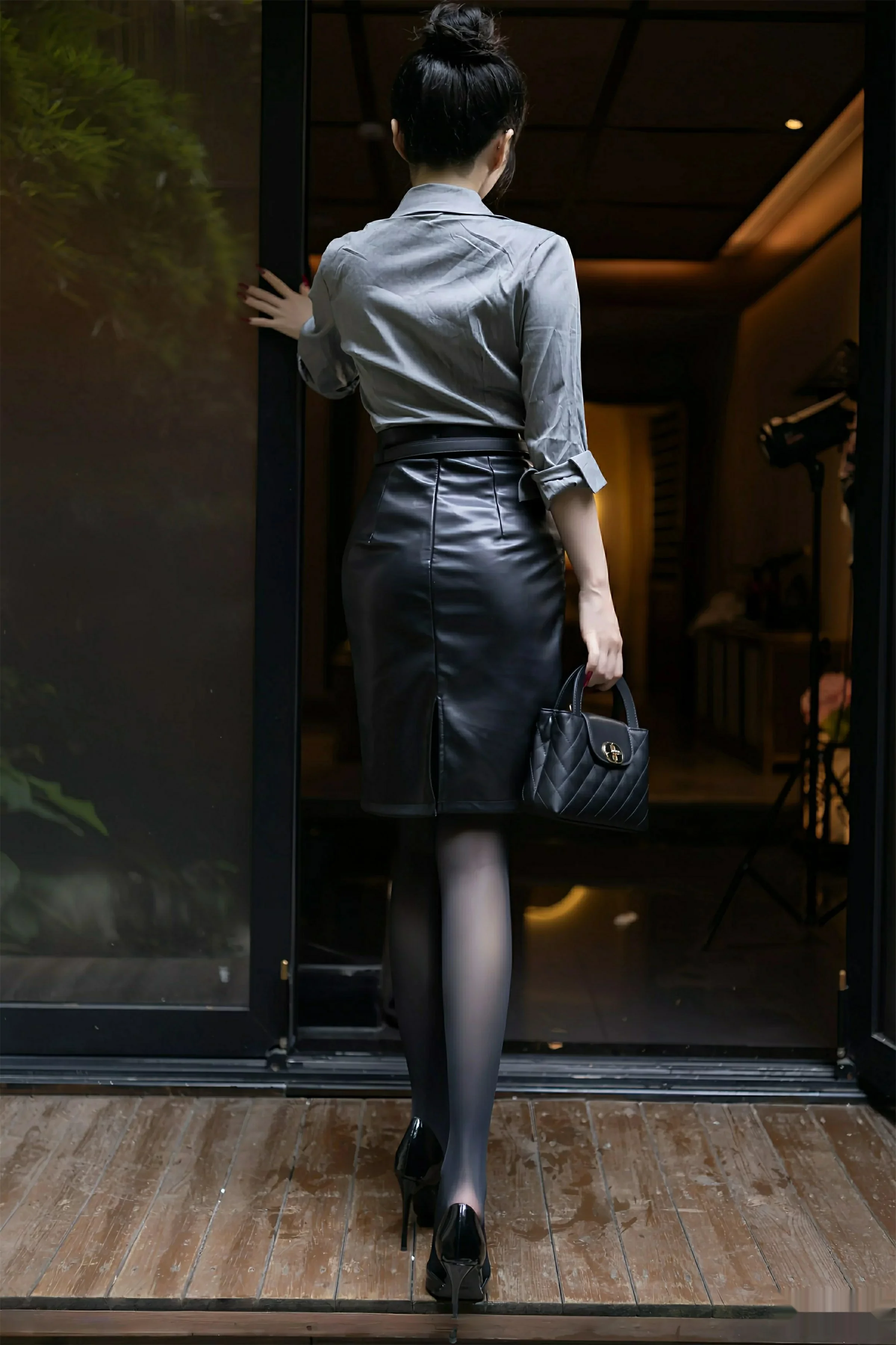 鱼子酱fish  [XiuRen]高清写真图 2025.08.08 No.10635 鱼子酱Fish 灰色衬衫第1张图片