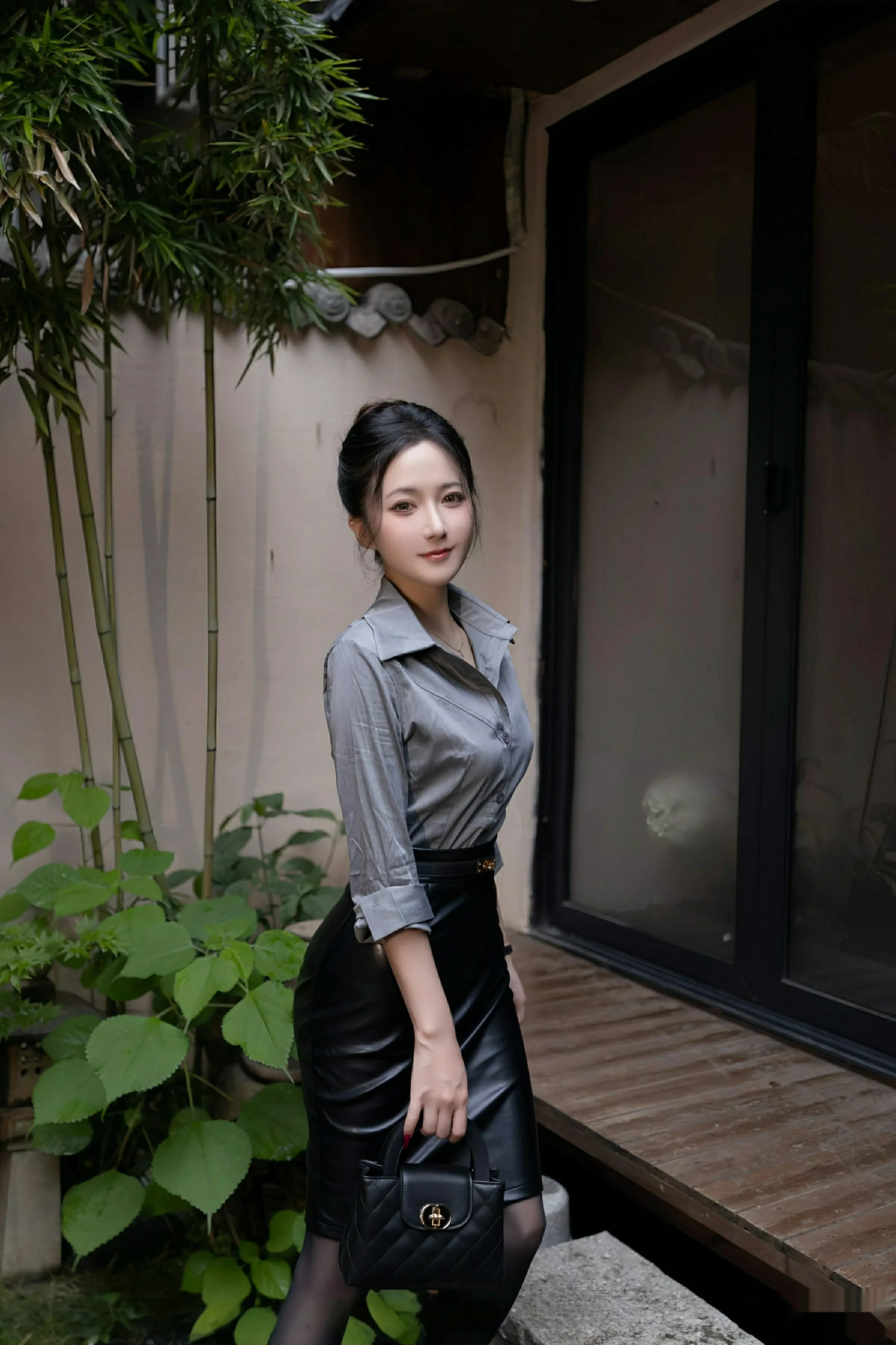 鱼子酱fish  [XiuRen]高清写真图 2025.08.08 No.10635 鱼子酱Fish 灰色衬衫第3张图片