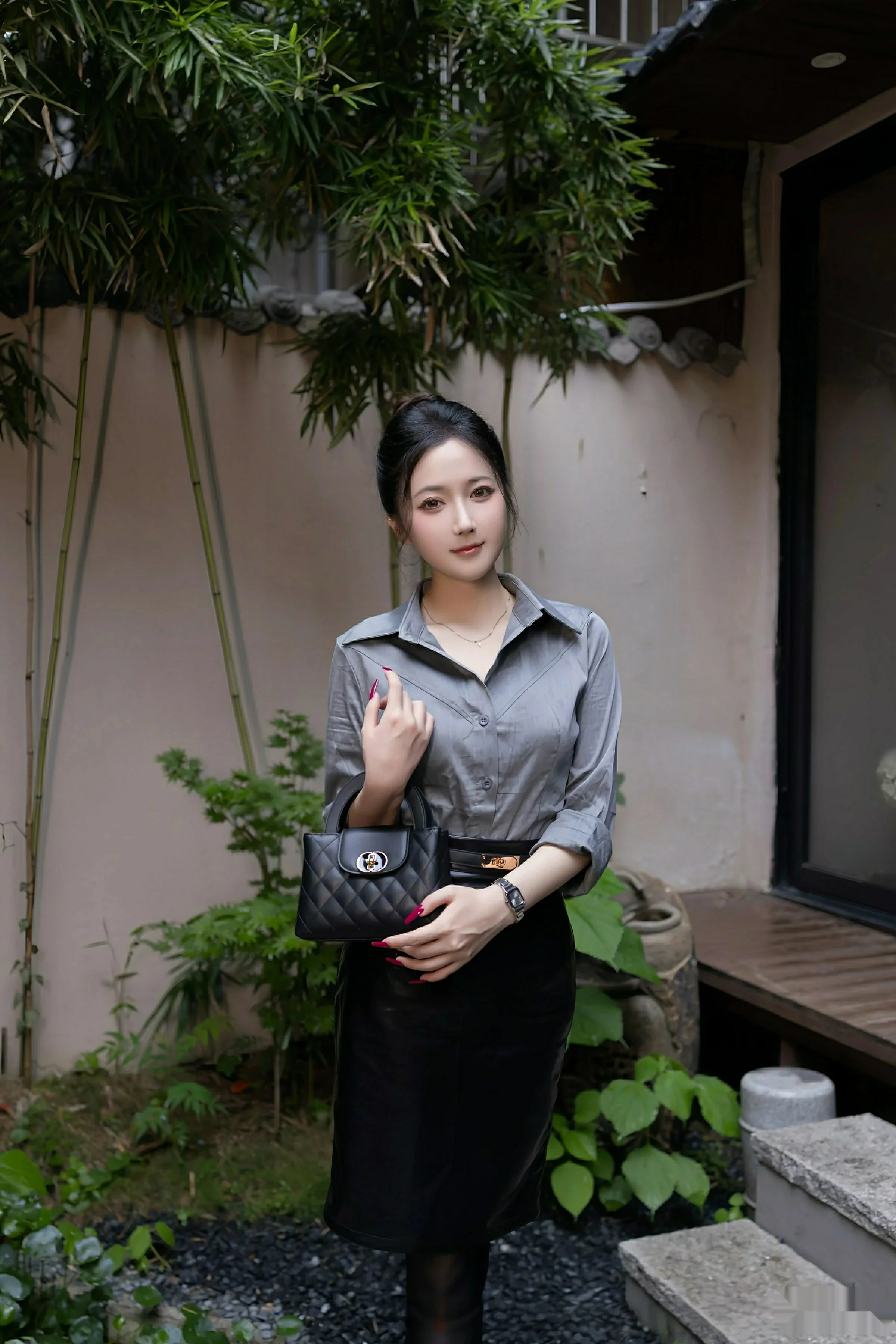 鱼子酱fish  [XiuRen]高清写真图 2025.08.08 No.10635 鱼子酱Fish 灰色衬衫第4张图片