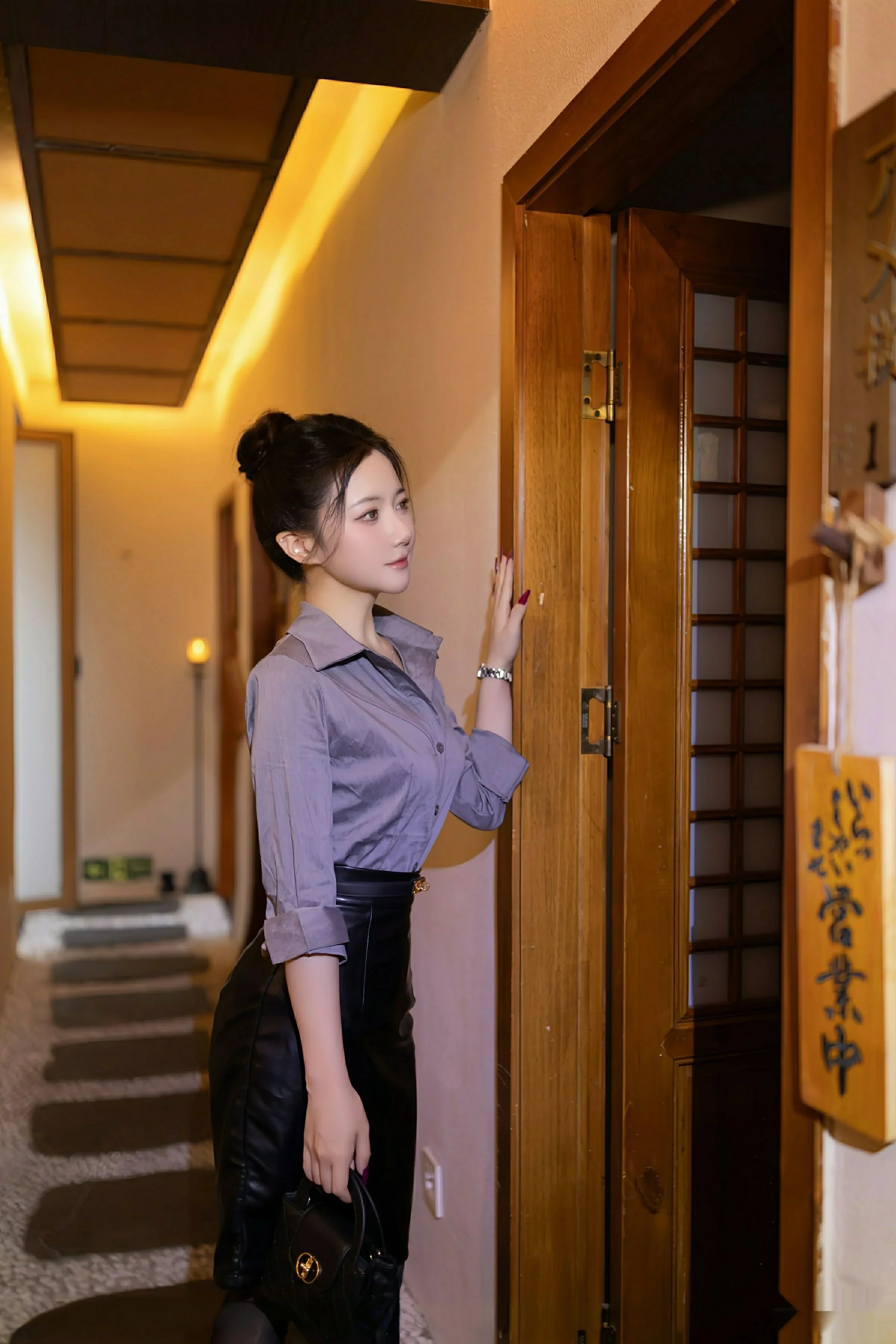 鱼子酱fish  [XiuRen]高清写真图 2025.08.08 No.10635 鱼子酱Fish 灰色衬衫第7张图片