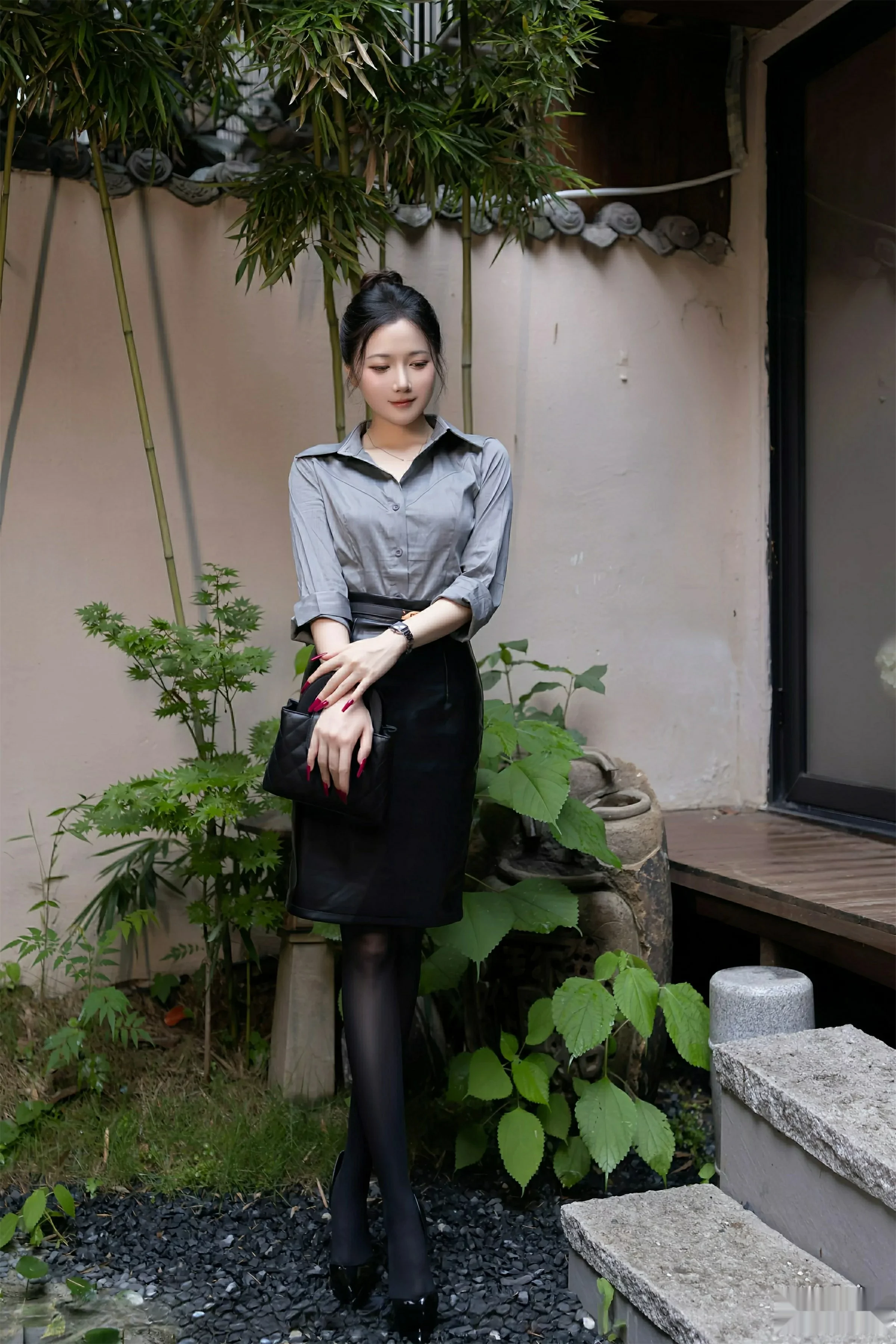 鱼子酱fish  [XiuRen]高清写真图 2025.08.08 No.10635 鱼子酱Fish 灰色衬衫第9张图片