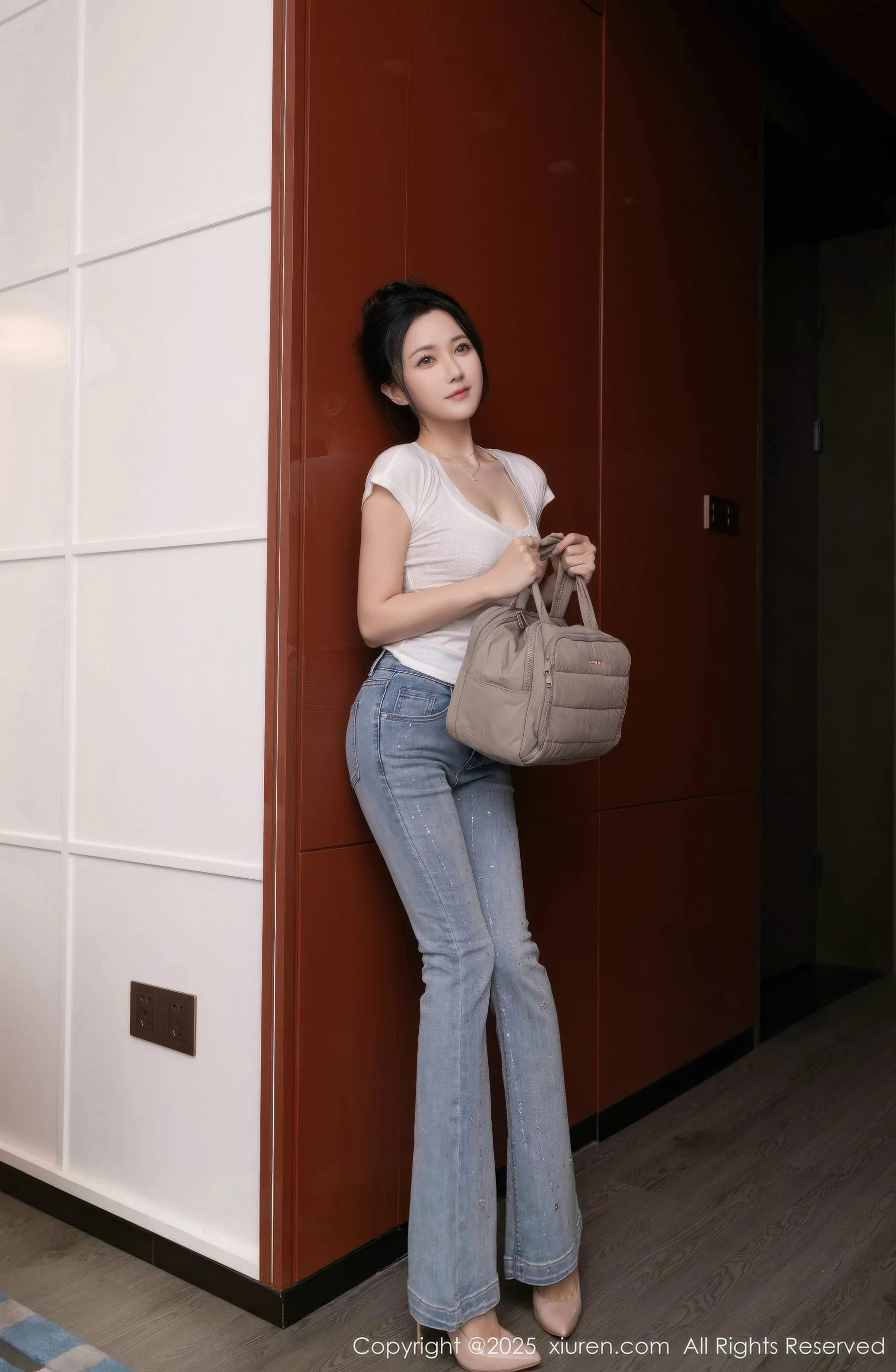 鱼子酱fish  [XiuRen]高清写真图 2025.10.11 No.10858 鱼子酱Fish 暖灰色蕾丝第5张图片