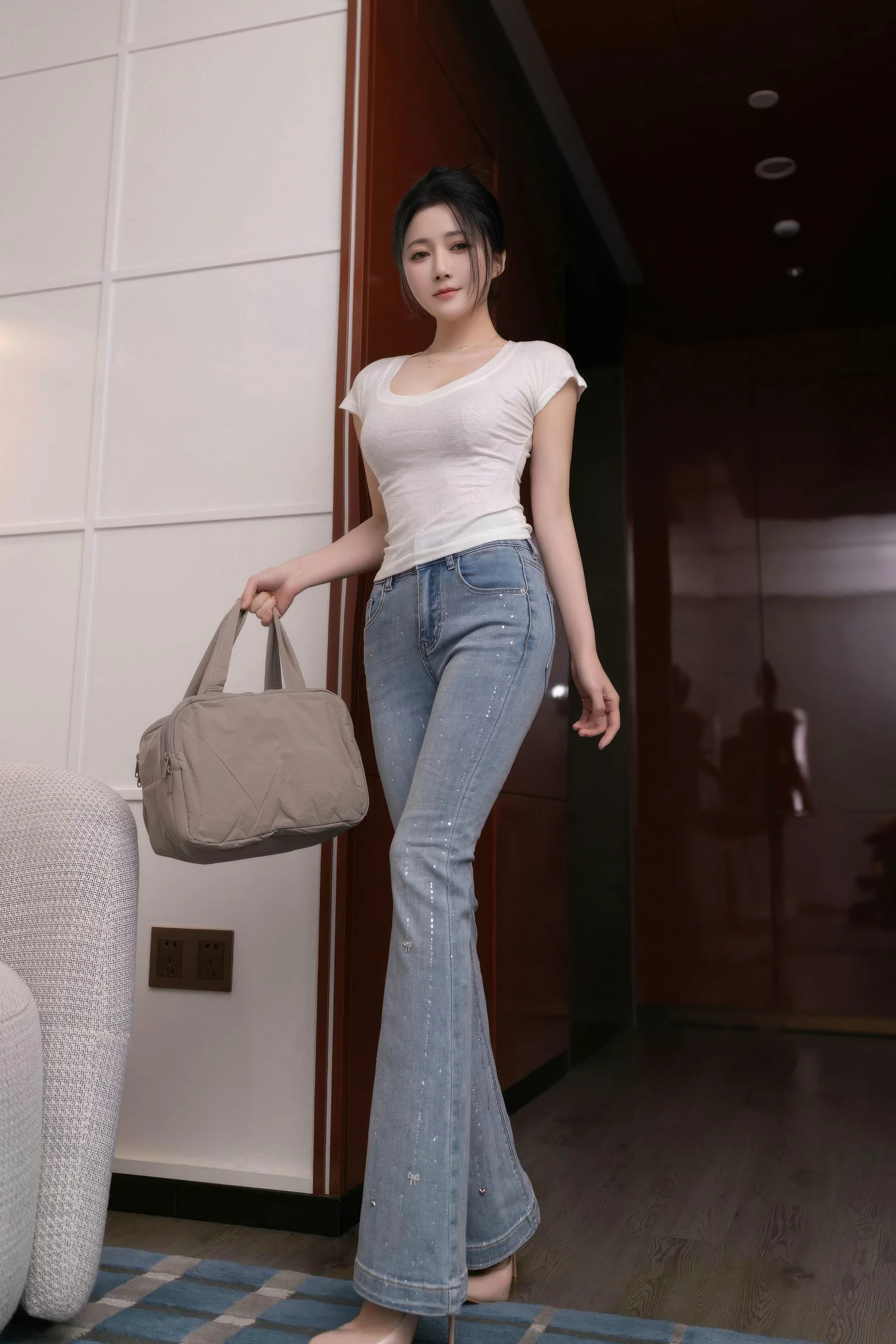 鱼子酱fish  [XiuRen]高清写真图 2025.10.11 No.10858 鱼子酱Fish 暖灰色蕾丝第7张图片