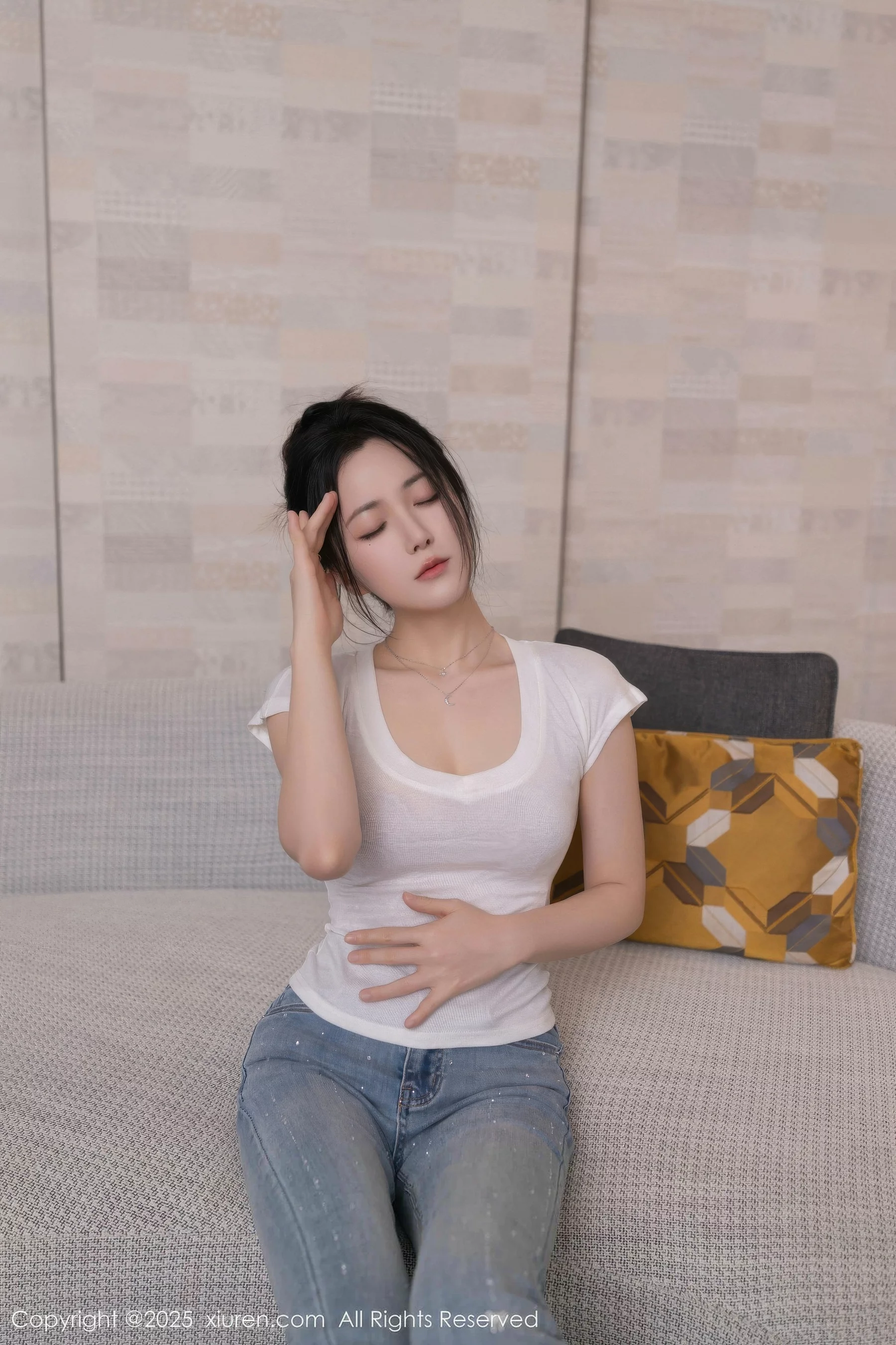 鱼子酱fish  [XiuRen]高清写真图 2025.10.11 No.10858 鱼子酱Fish 暖灰色蕾丝第14张图片