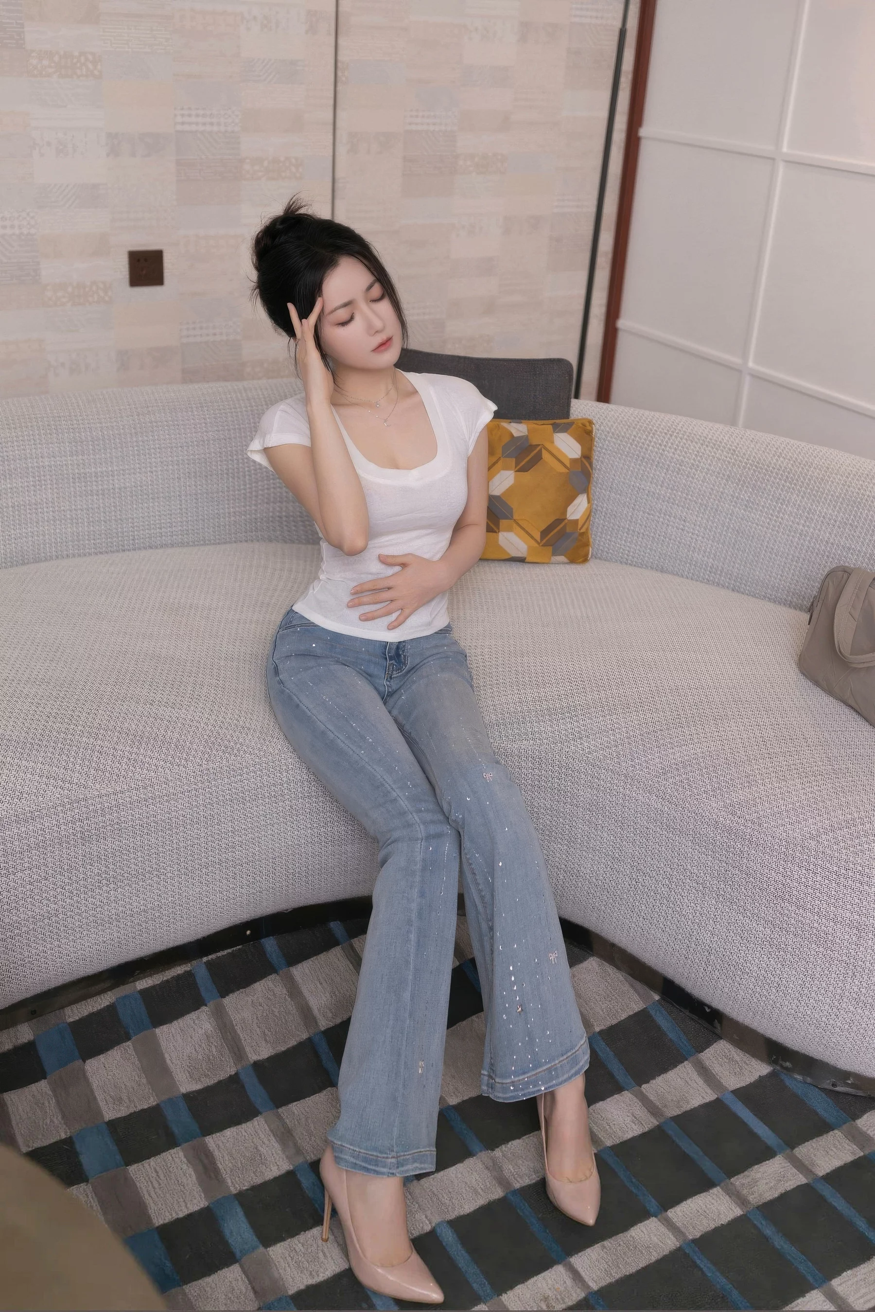 鱼子酱fish  [XiuRen]高清写真图 2025.10.11 No.10858 鱼子酱Fish 暖灰色蕾丝第15张图片