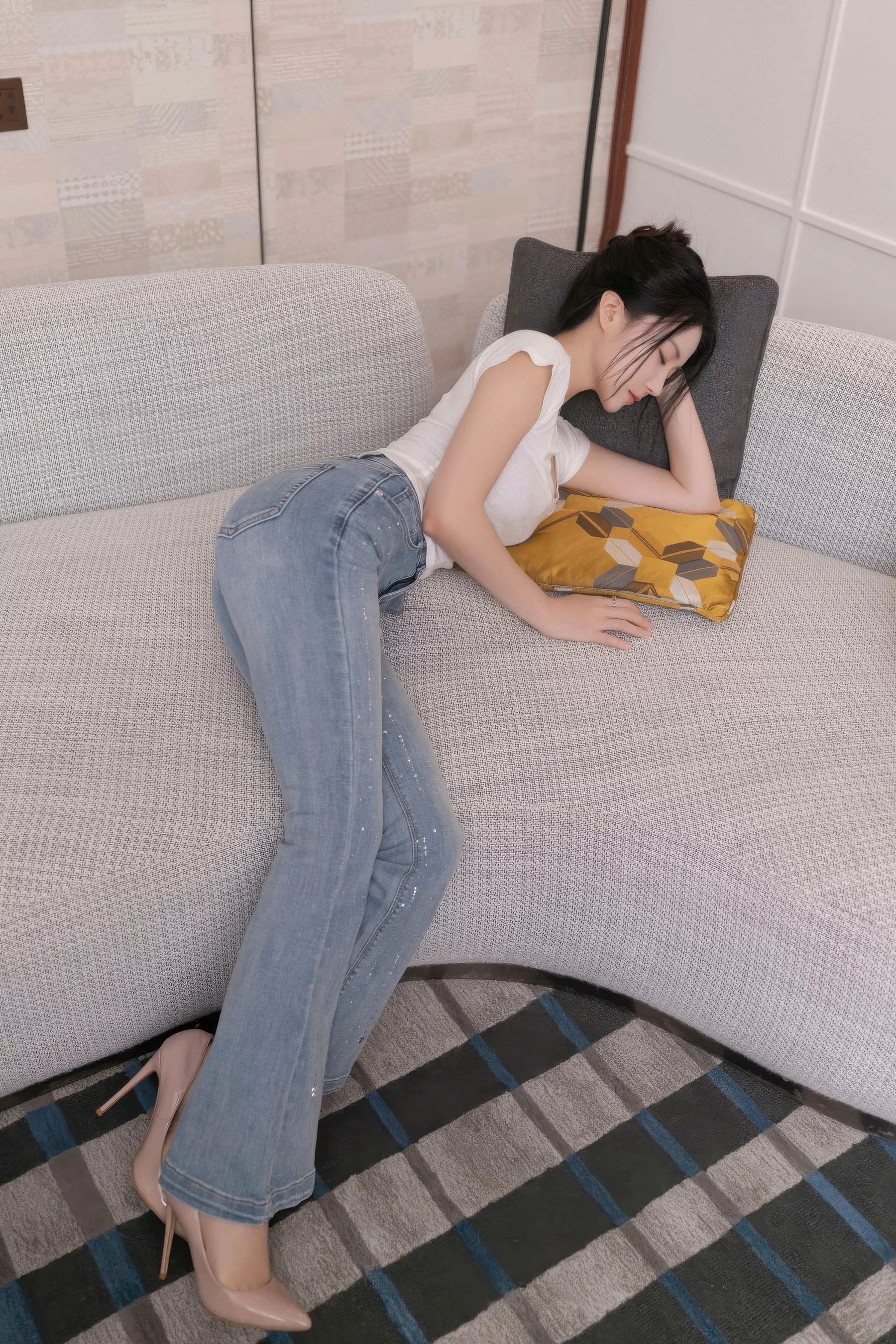 鱼子酱fish  [XiuRen]高清写真图 2025.10.11 No.10858 鱼子酱Fish 暖灰色蕾丝第58张图片