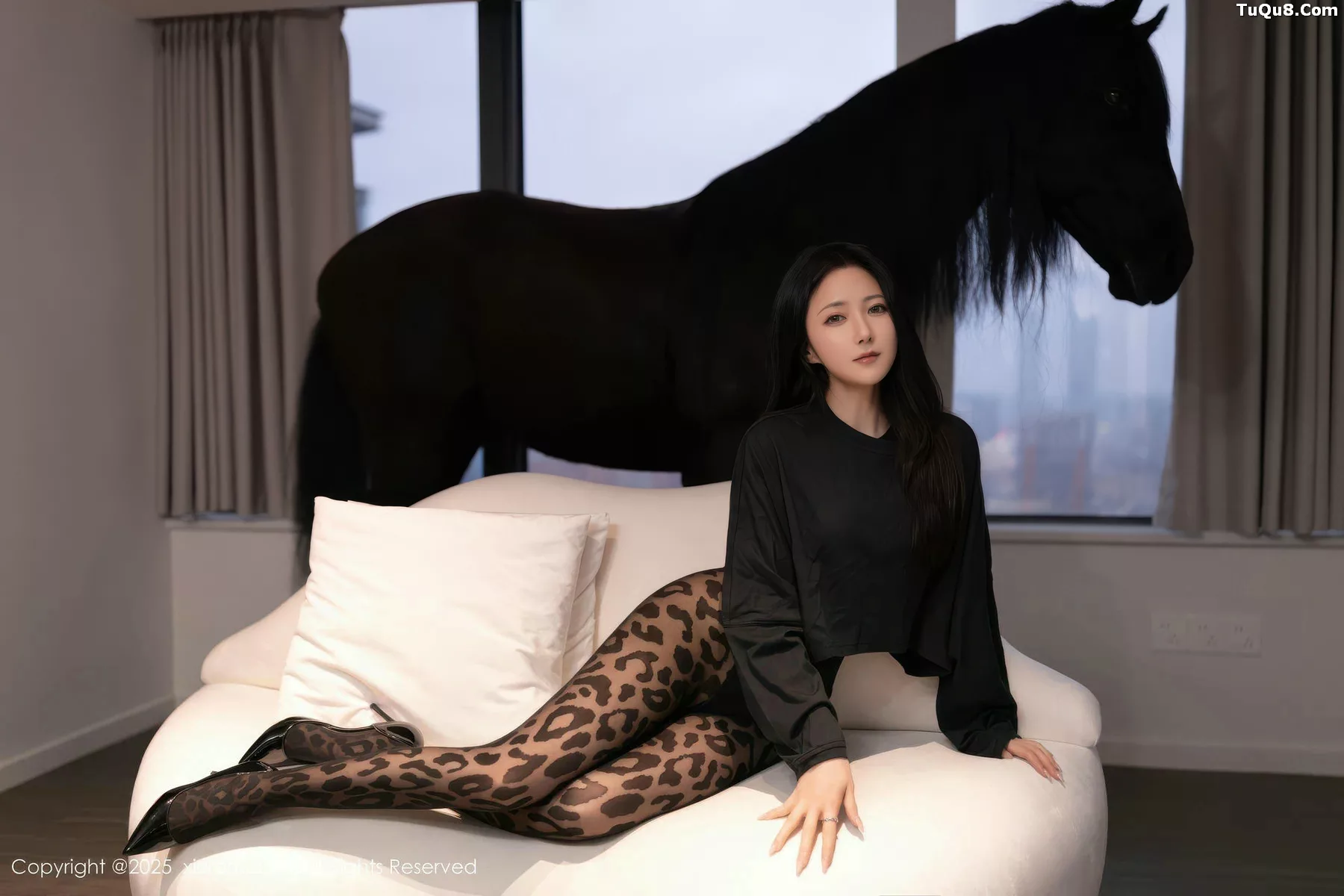 鱼子酱fish  [XiuRen]高清写真图 2025.10.31 No.10938 鱼子酱Fish 豹纹黑丝第1张图片