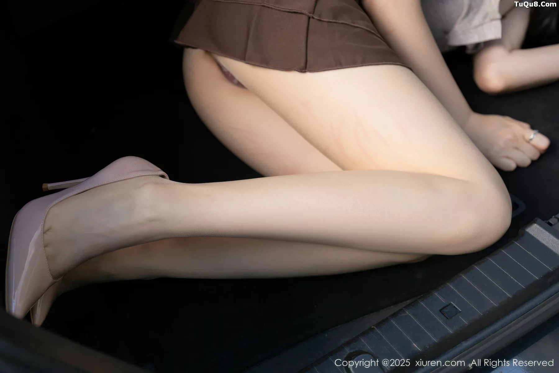 鱼子酱fish  [XiuRen]高清写真图 2025.11.07 No.10965 鱼子酱Fish 香车美女第3张图片