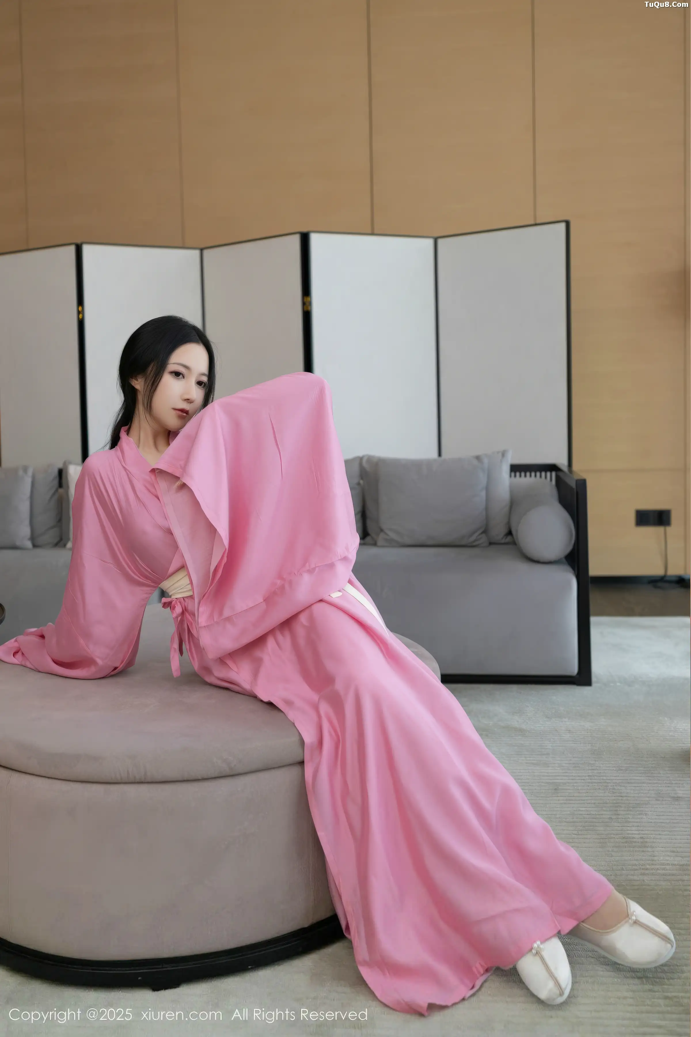 鱼子酱fish  [XiuRen]高清写真图 2025.11.28 No.11049 鱼子酱Fish 粉色月影纱第2张图片