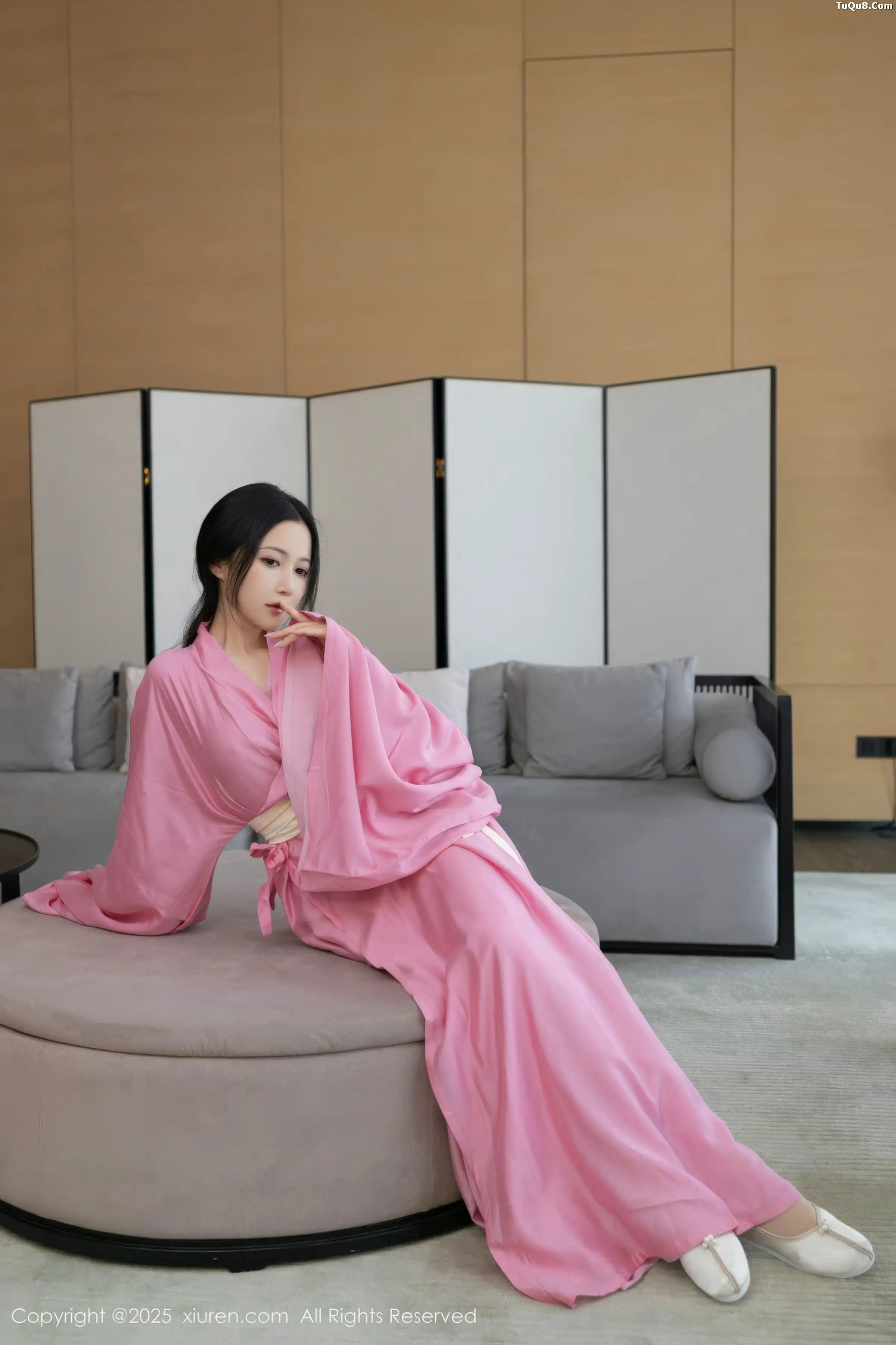 鱼子酱fish  [XiuRen]高清写真图 2025.11.28 No.11049 鱼子酱Fish 粉色月影纱第3张图片