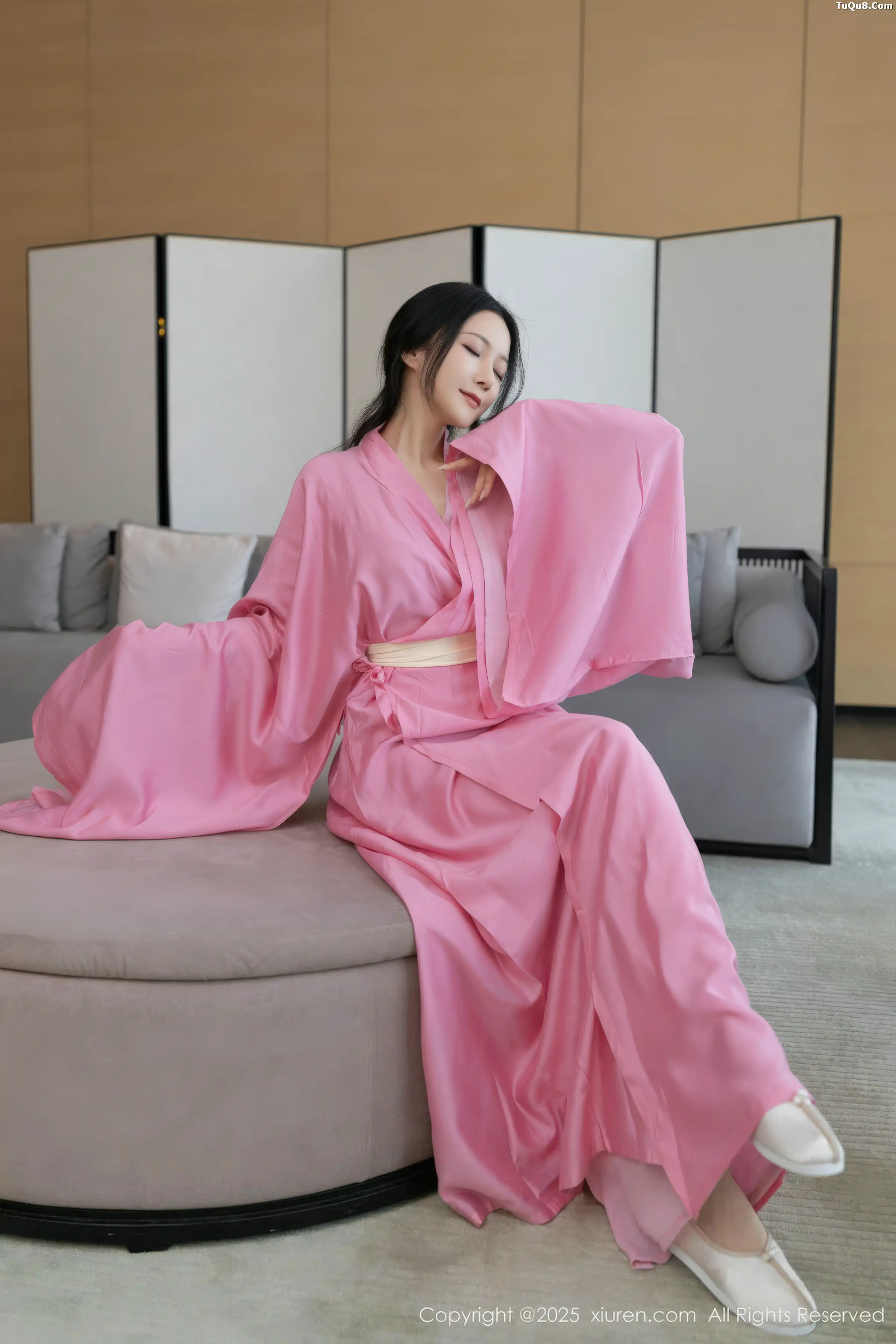 鱼子酱fish  [XiuRen]高清写真图 2025.11.28 No.11049 鱼子酱Fish 粉色月影纱第4张图片