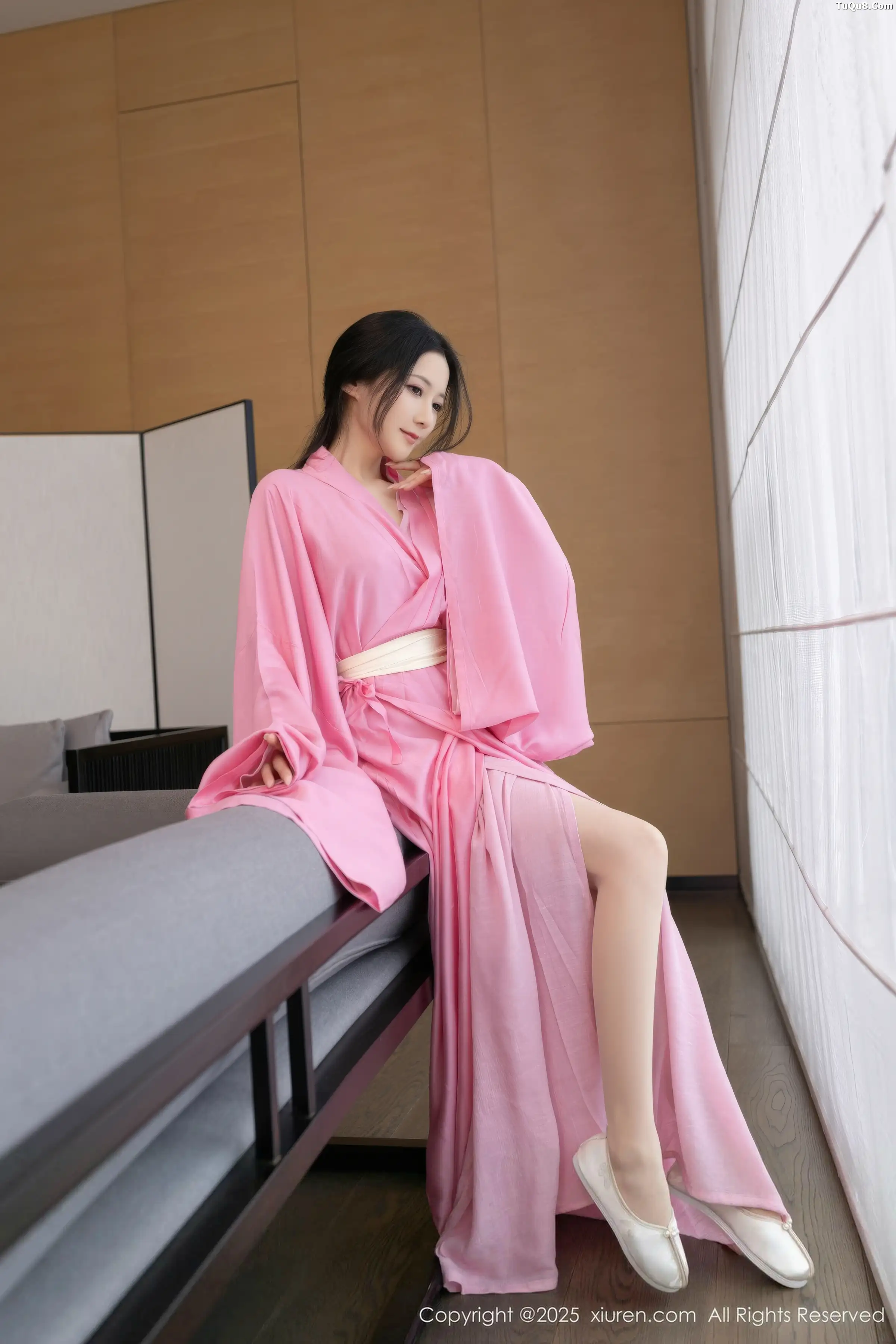 鱼子酱fish  [XiuRen]高清写真图 2025.11.28 No.11049 鱼子酱Fish 粉色月影纱第10张图片