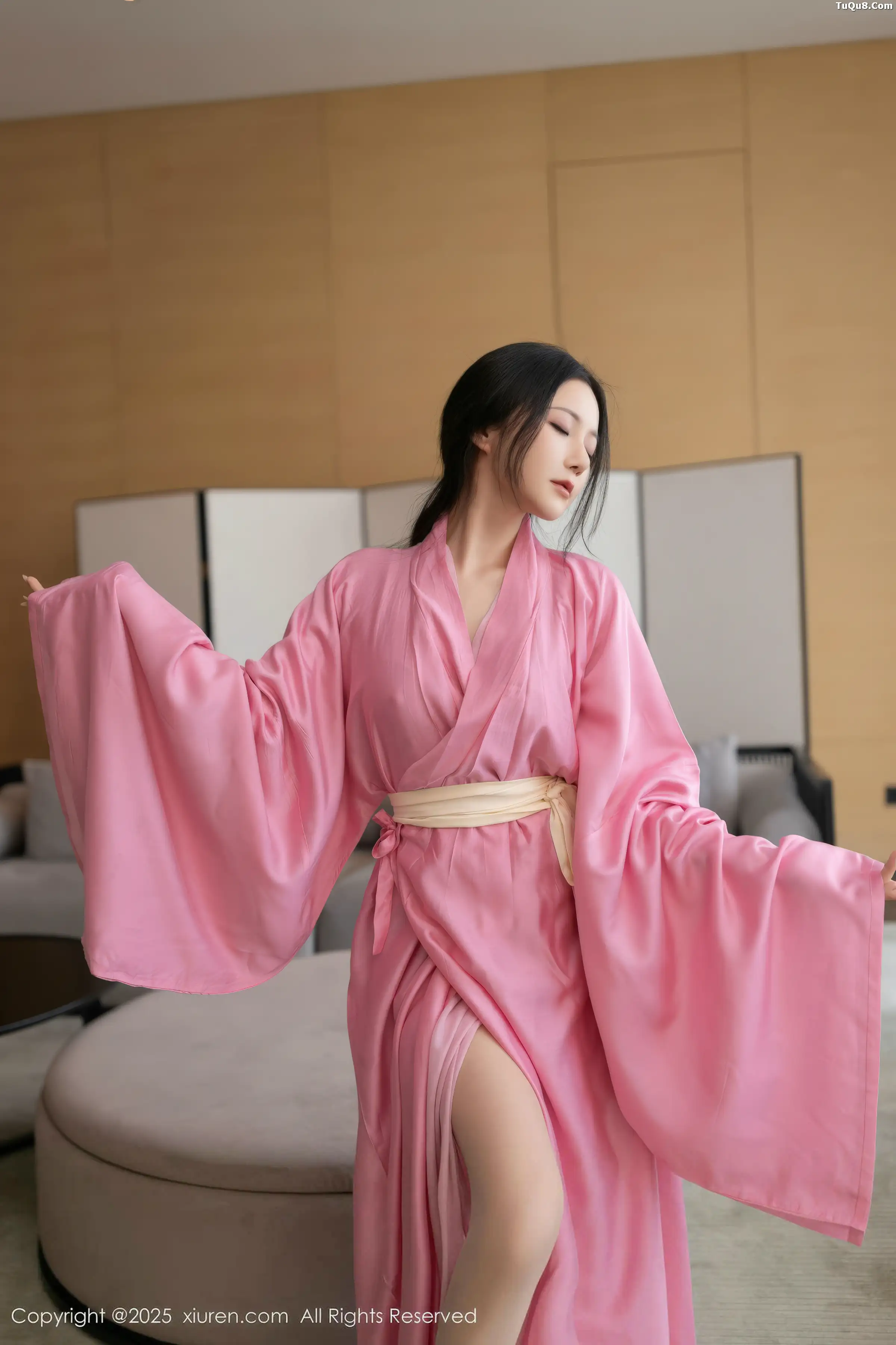 鱼子酱fish  [XiuRen]高清写真图 2025.11.28 No.11049 鱼子酱Fish 粉色月影纱第14张图片