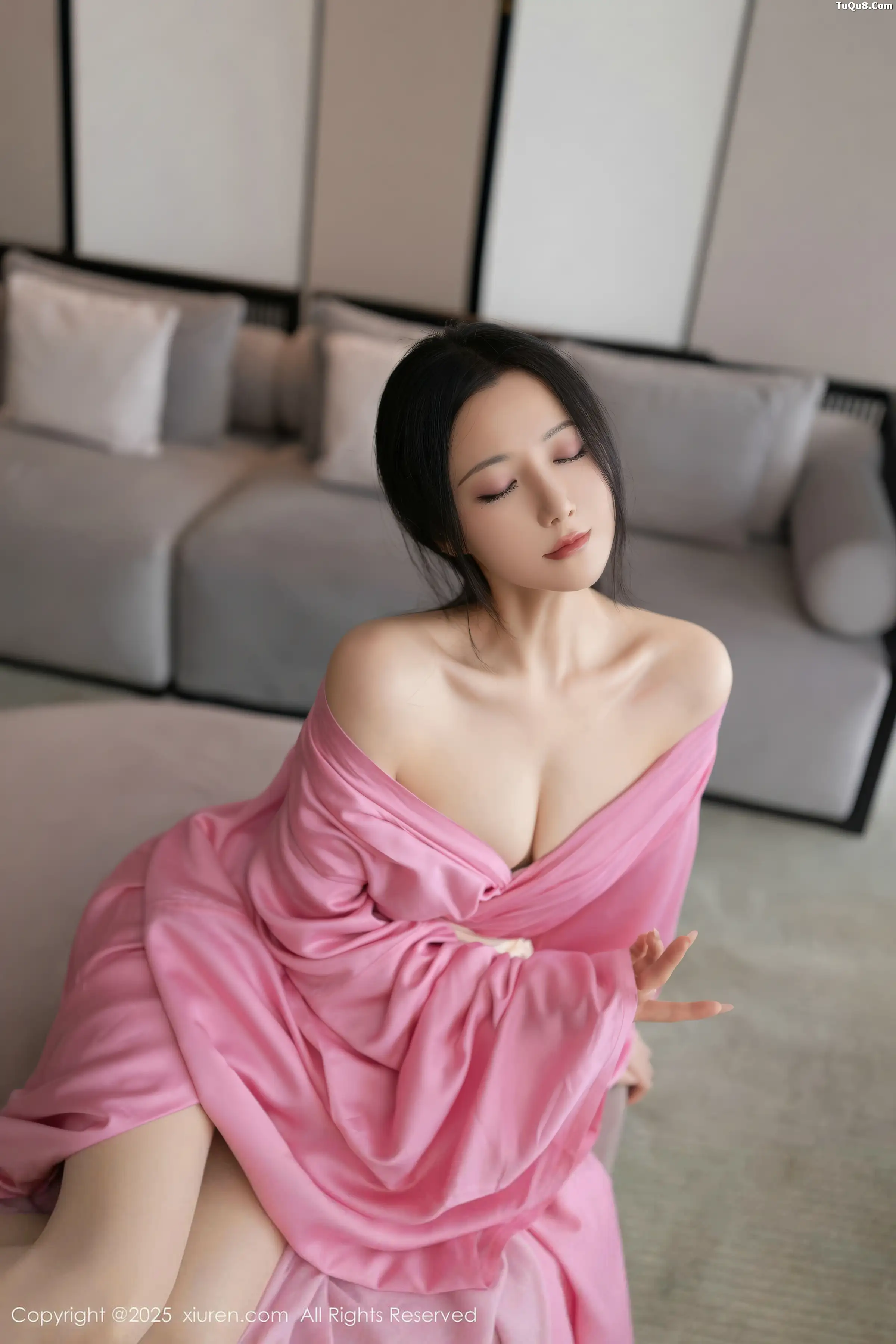 鱼子酱fish  [XiuRen]高清写真图 2025.11.28 No.11049 鱼子酱Fish 粉色月影纱第18张图片