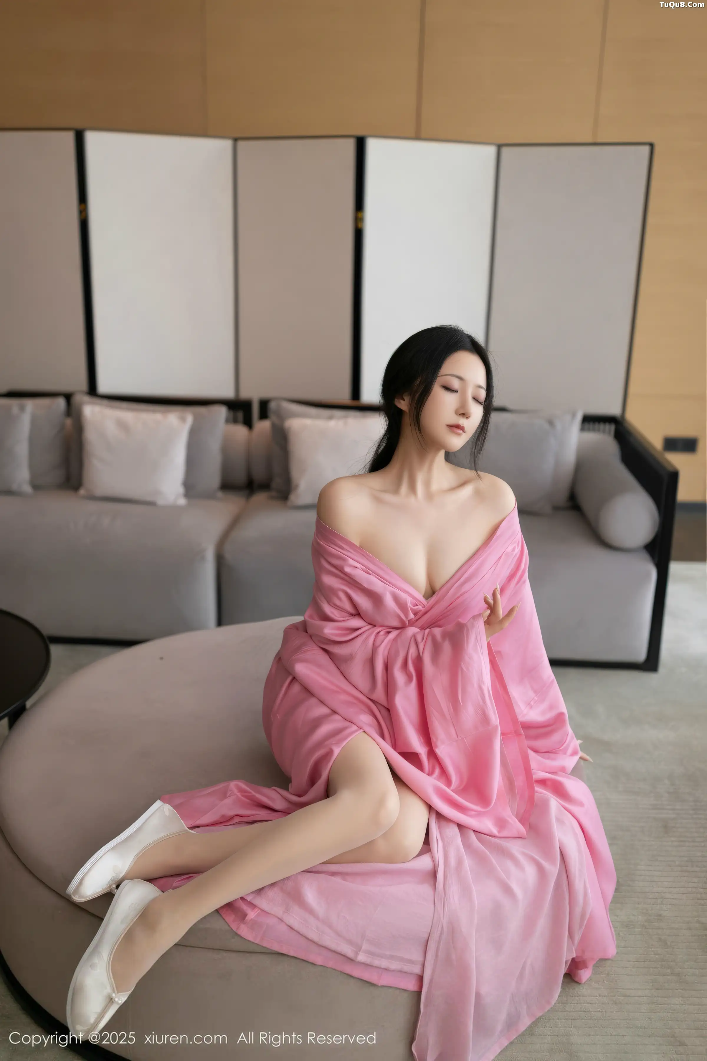 鱼子酱fish  [XiuRen]高清写真图 2025.11.28 No.11049 鱼子酱Fish 粉色月影纱第19张图片