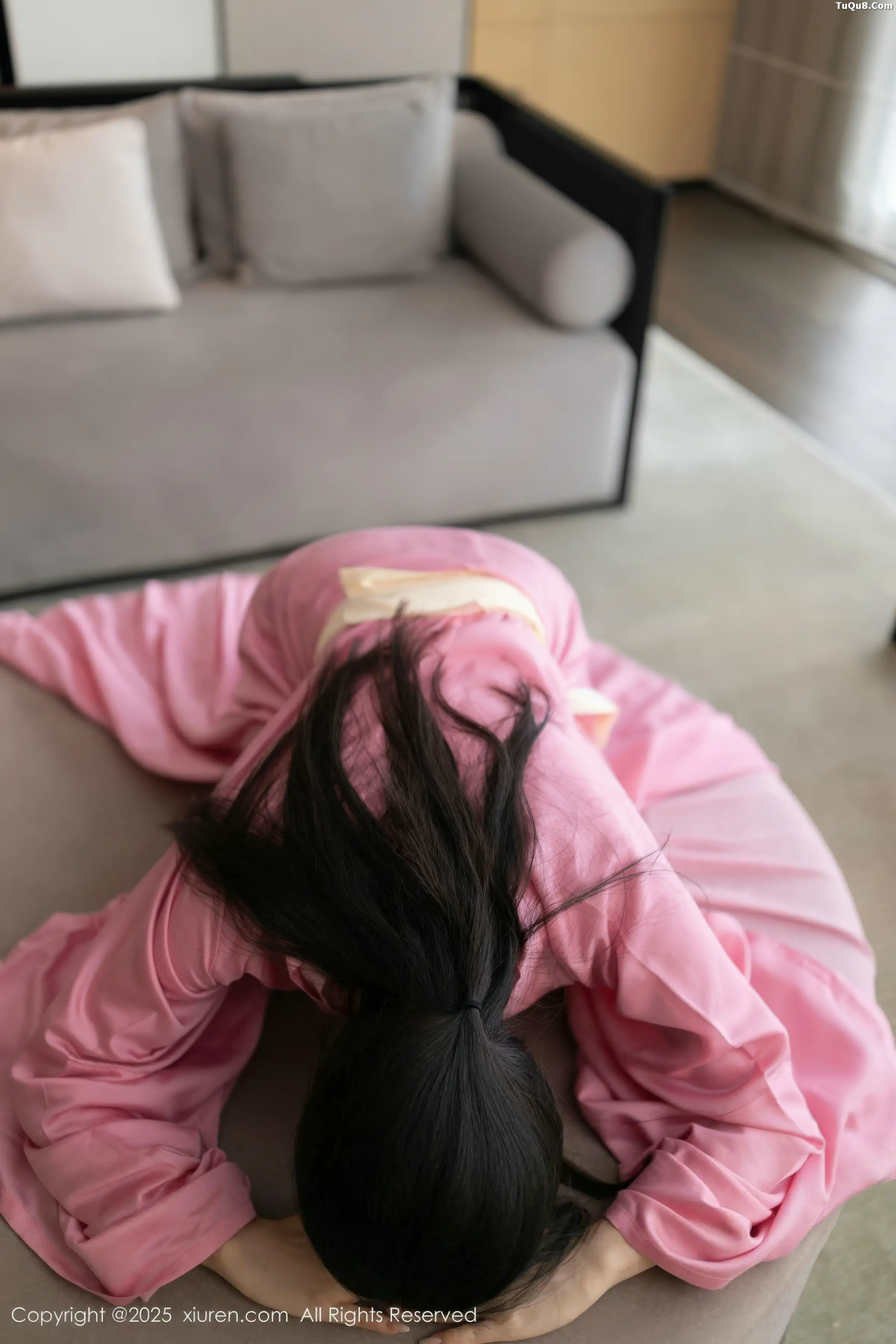 鱼子酱fish  [XiuRen]高清写真图 2025.11.28 No.11049 鱼子酱Fish 粉色月影纱第24张图片