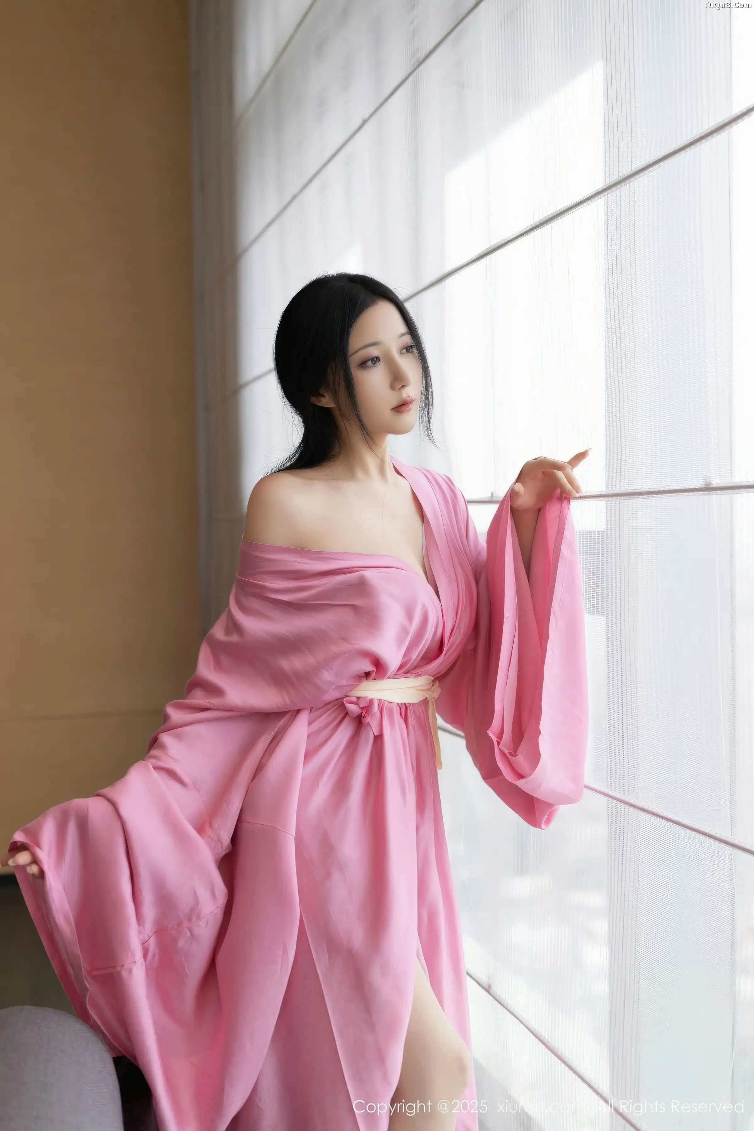 鱼子酱fish  [XiuRen]高清写真图 2025.11.28 No.11049 鱼子酱Fish 粉色月影纱第34张图片