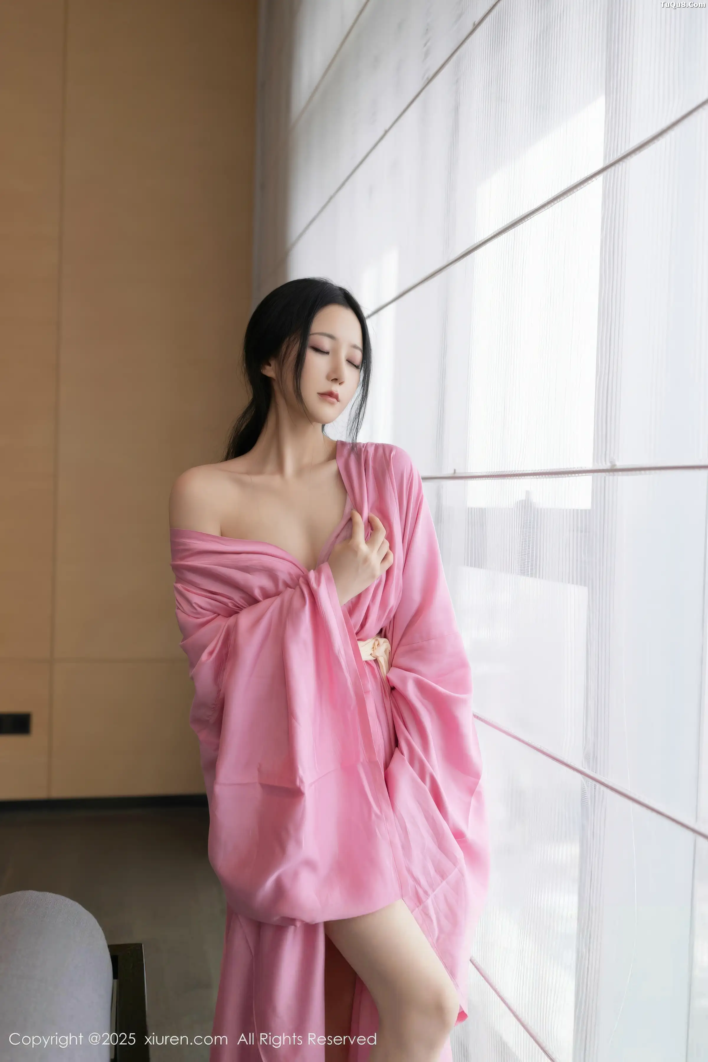 鱼子酱fish  [XiuRen]高清写真图 2025.11.28 No.11049 鱼子酱Fish 粉色月影纱第35张图片