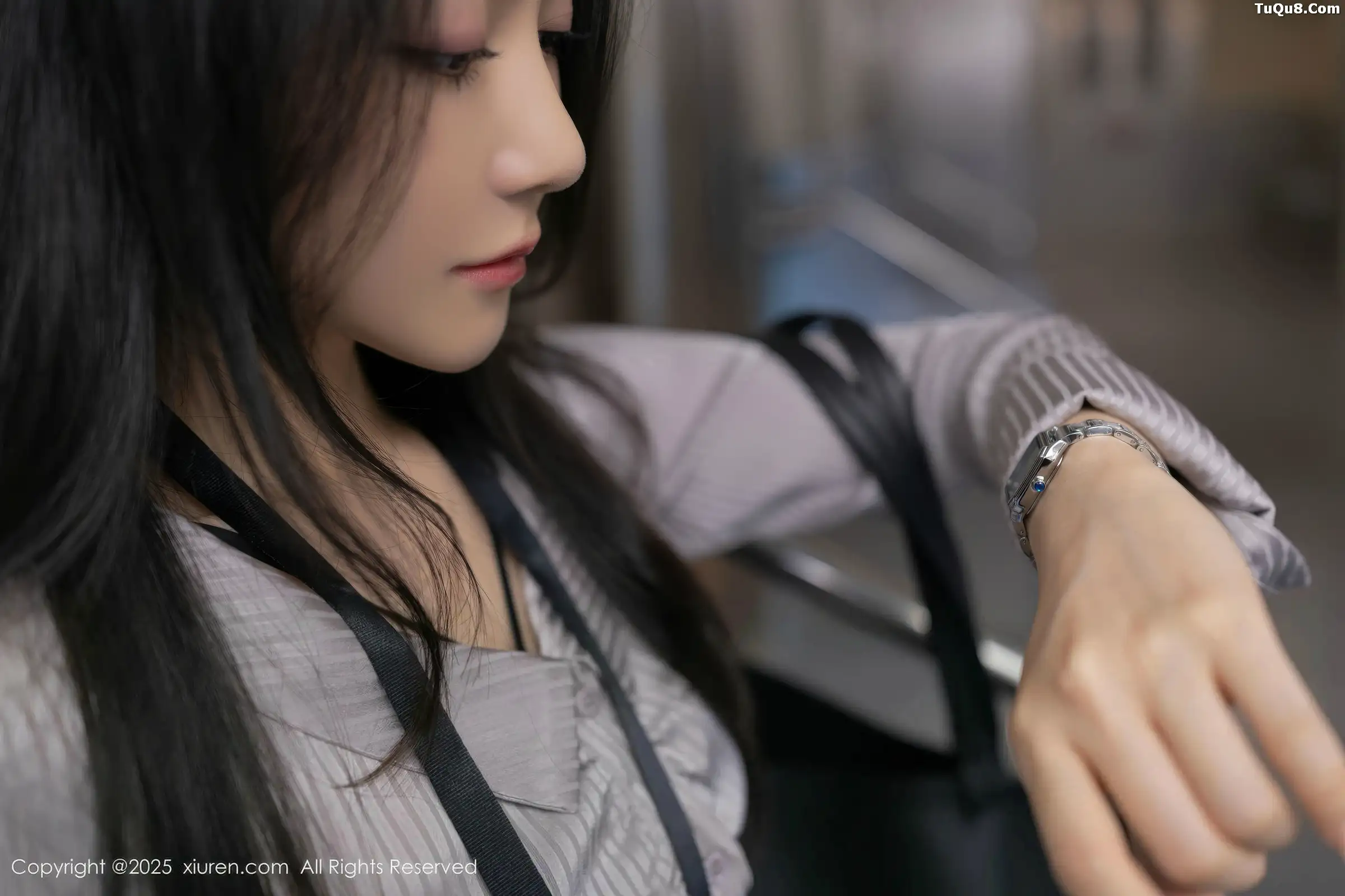 鱼子酱fish  [XiuRen]高清写真图 2025.12.31 No.11186 鱼子酱Fish 地铁场景第11张图片