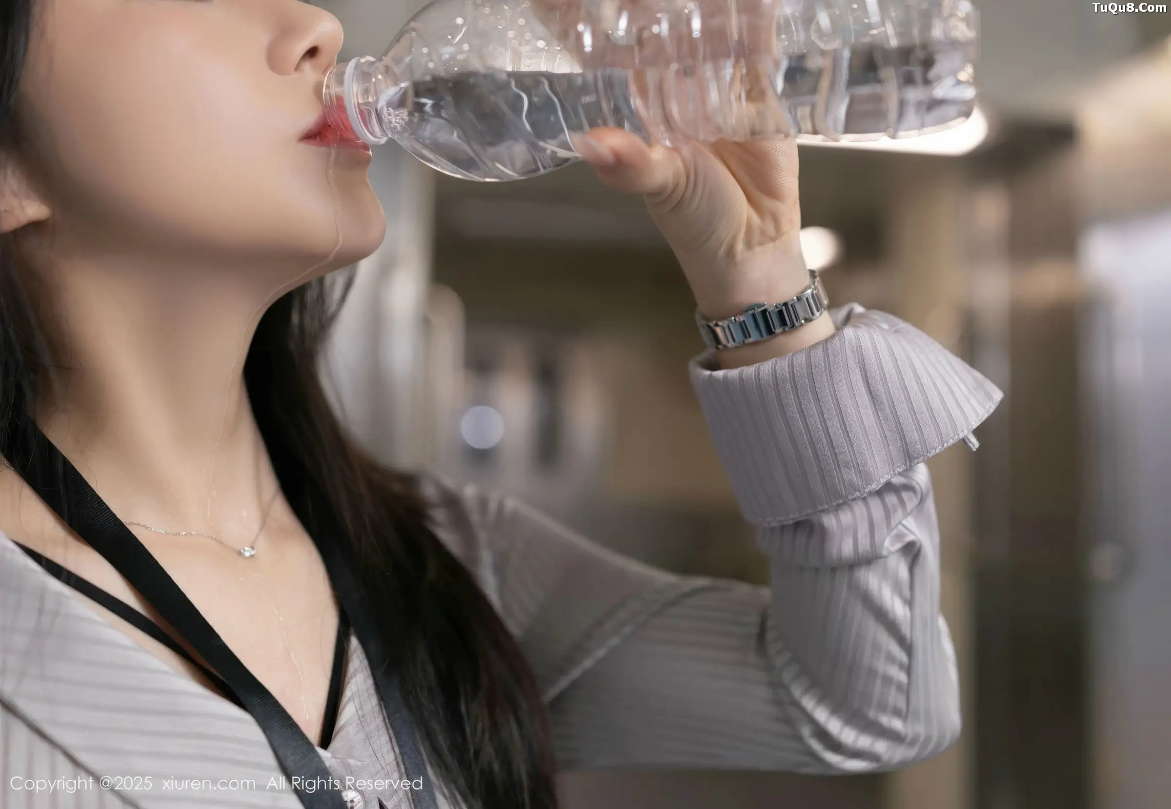 鱼子酱fish  [XiuRen]高清写真图 2025.12.31 No.11186 鱼子酱Fish 地铁场景第13张图片