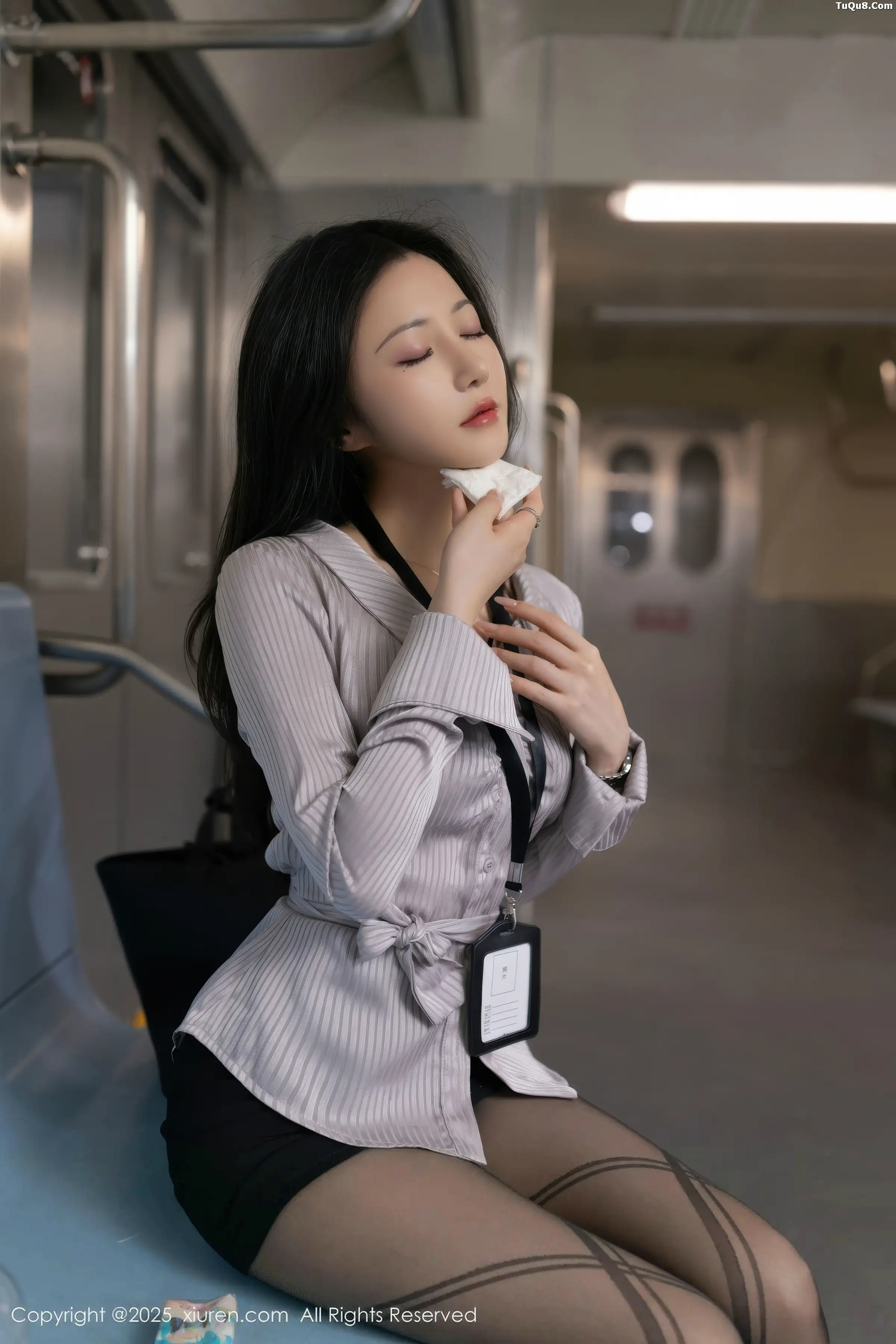鱼子酱fish  [XiuRen]高清写真图 2025.12.31 No.11186 鱼子酱Fish 地铁场景第14张图片