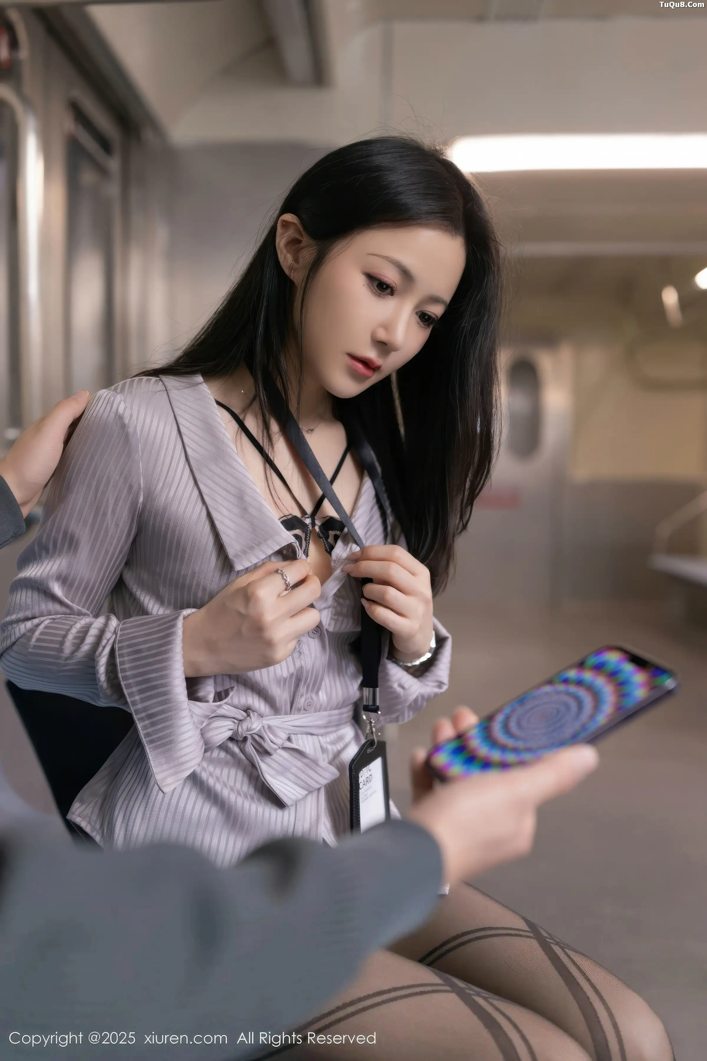 鱼子酱fish  [XiuRen]高清写真图 2025.12.31 No.11186 鱼子酱Fish 地铁场景第18张图片