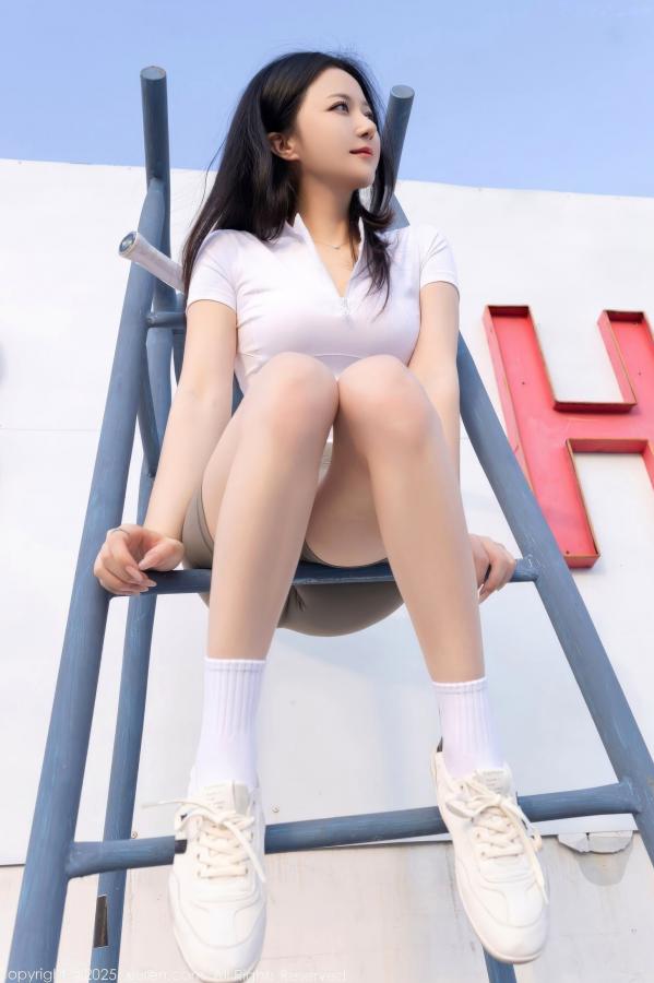 鱼子酱fish  XiuRen秀人网-11106-鱼子酱Fish-网球场阳光运动风写真 极品白嫩女神性感诱惑第10张图片