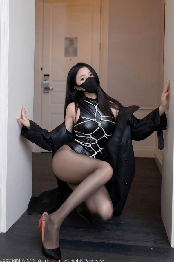 鱼子酱fish   XiuRen秀人网-9835-鱼子酱Fish-黑色丝袜紧身衣私房美图-性感长腿高跟鞋女神大片-2025.01.26第7张图片