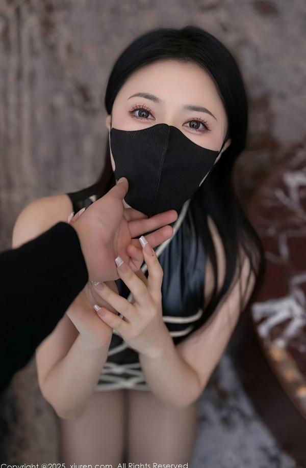 鱼子酱fish   XiuRen秀人网-9835-鱼子酱Fish-黑色丝袜紧身衣私房美图-性感长腿高跟鞋女神大片-2025.01.26第26张图片