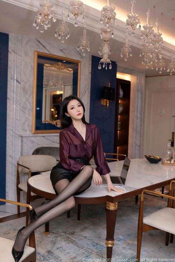 鱼子酱fish   秀人网-9744-鱼子酱Fish-暗红衬衫职场私房写真-黑丝长腿高级感诱惑-2025.01.10第4张图片