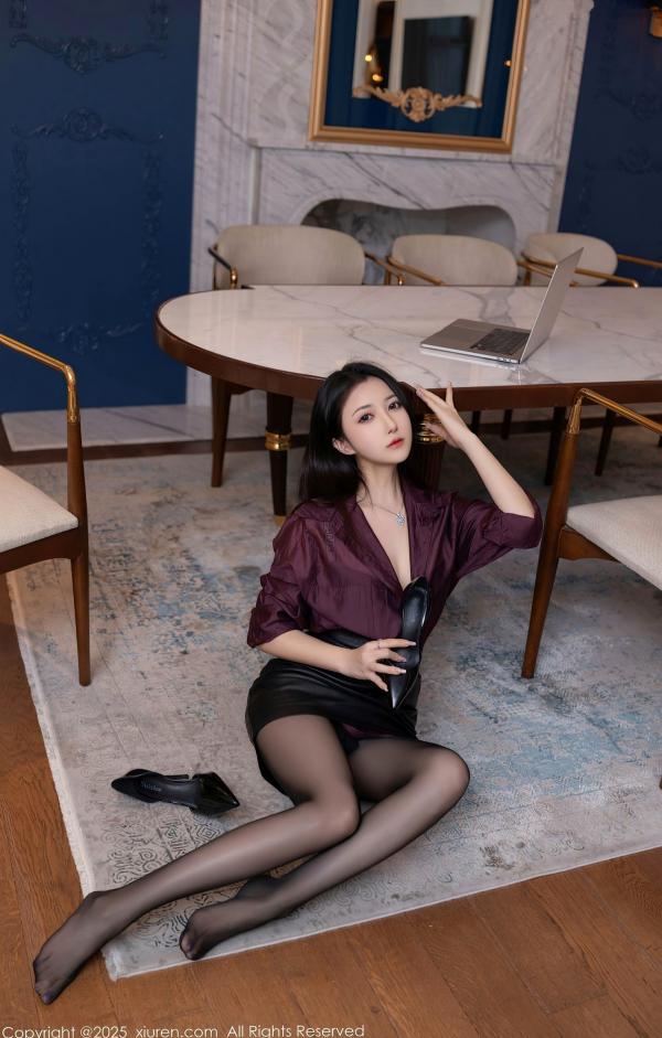 鱼子酱fish   秀人网-9744-鱼子酱Fish-暗红衬衫职场私房写真-黑丝长腿高级感诱惑-2025.01.10第8张图片