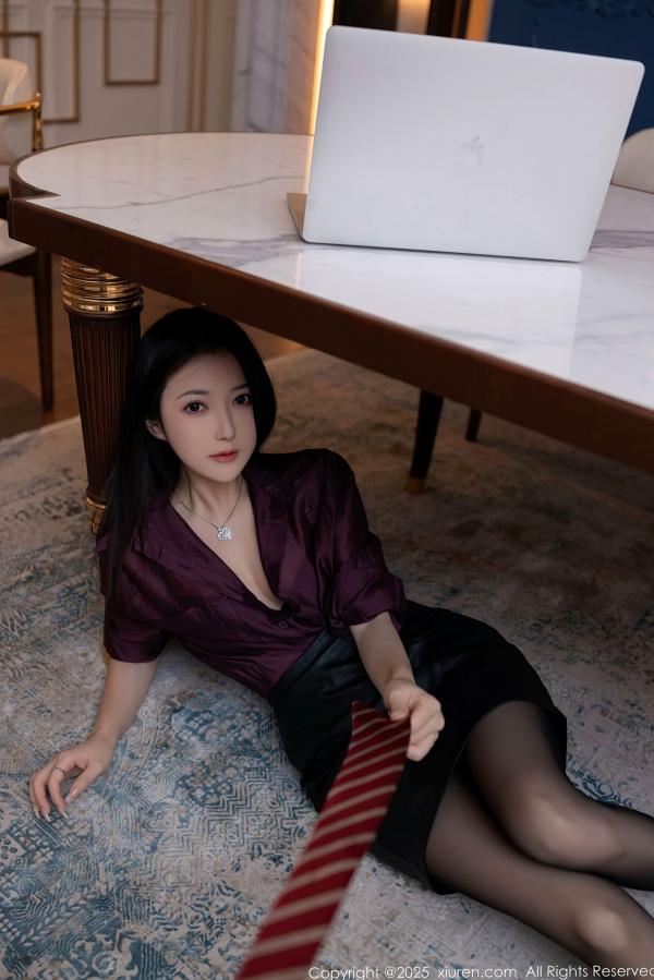 鱼子酱fish   秀人网-9744-鱼子酱Fish-暗红衬衫职场私房写真-黑丝长腿高级感诱惑-2025.01.10第10张图片