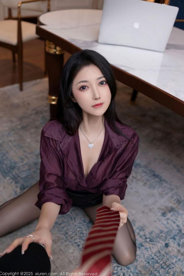 鱼子酱fish   秀人网-9744-鱼子酱Fish-暗红衬衫职场私房写真-黑丝长腿高级感诱惑-2025.01.10第12张图片