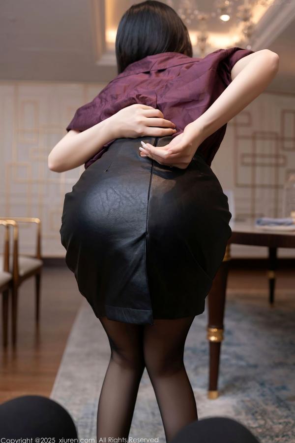 鱼子酱fish   秀人网-9744-鱼子酱Fish-暗红衬衫职场私房写真-黑丝长腿高级感诱惑-2025.01.10第34张图片