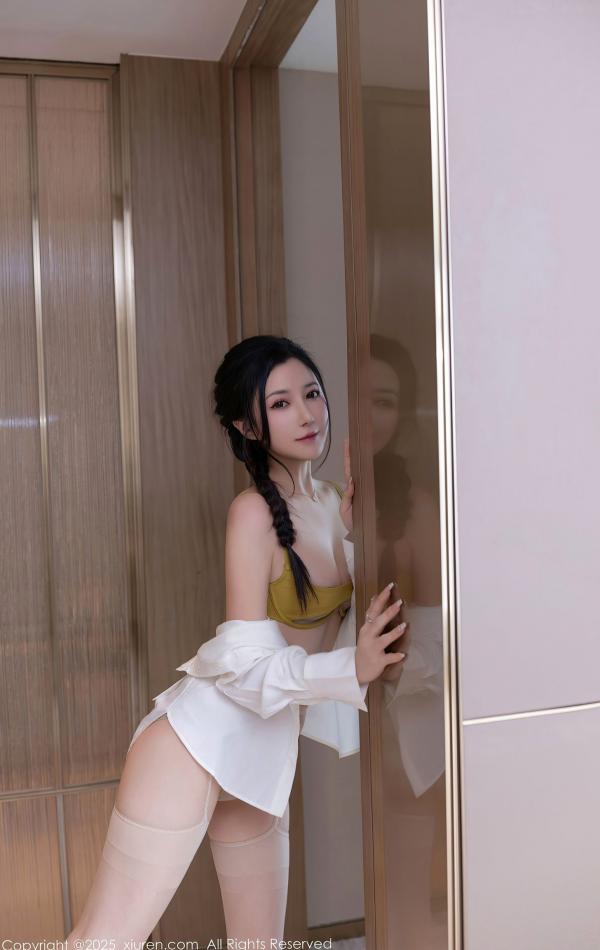 鱼子酱fish   XiuRen秀人网-9709-鱼子酱Fish-极致性感私房照，简约白衬衫搭配杏黄内衣，傲人曲线尽显，诱惑力十足第11张图片
