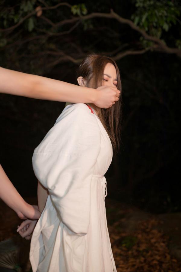 鱼子酱fish   XR-Uncensored-鱼子酱Fish-《小树林的故事》-XiuRen秀人网-内购私第2张图片