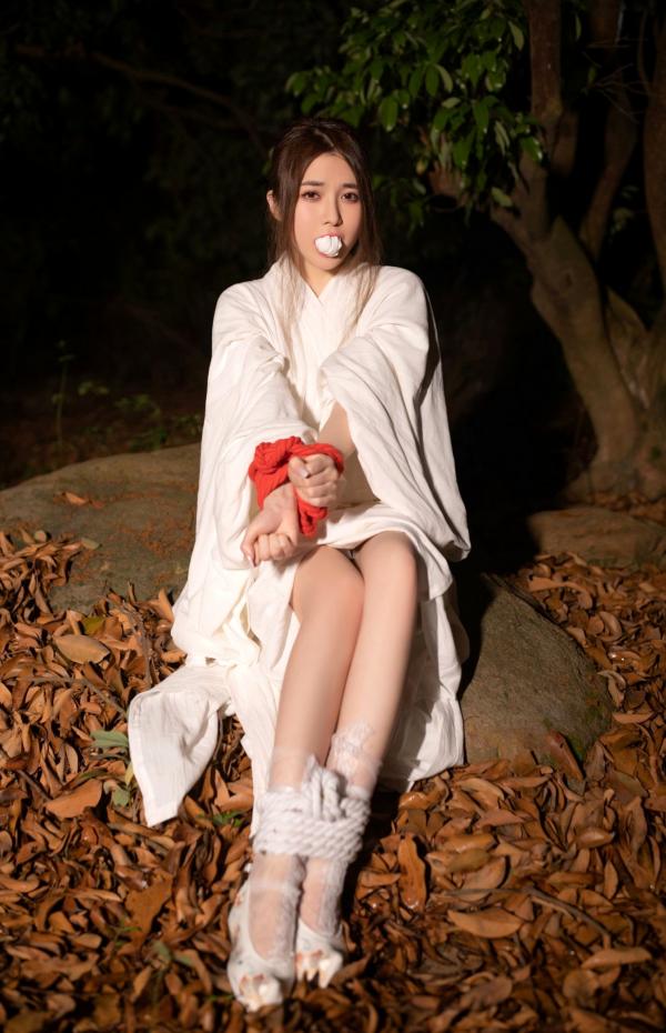 鱼子酱fish   XR-Uncensored-鱼子酱Fish-《小树林的故事》-XiuRen秀人网-内购私第5张图片