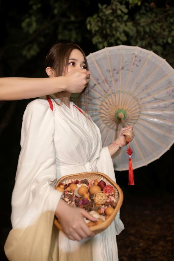 鱼子酱fish   XR-Uncensored-鱼子酱Fish-《小树林的故事》-XiuRen秀人网-内购私第38张图片