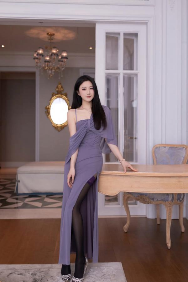鱼子酱fish   鱼子酱Fish性感室内私房照，优雅紫色开叉长裙搭配黑丝高跟，尽显轻奢御姐风范 [120P]第1张图片