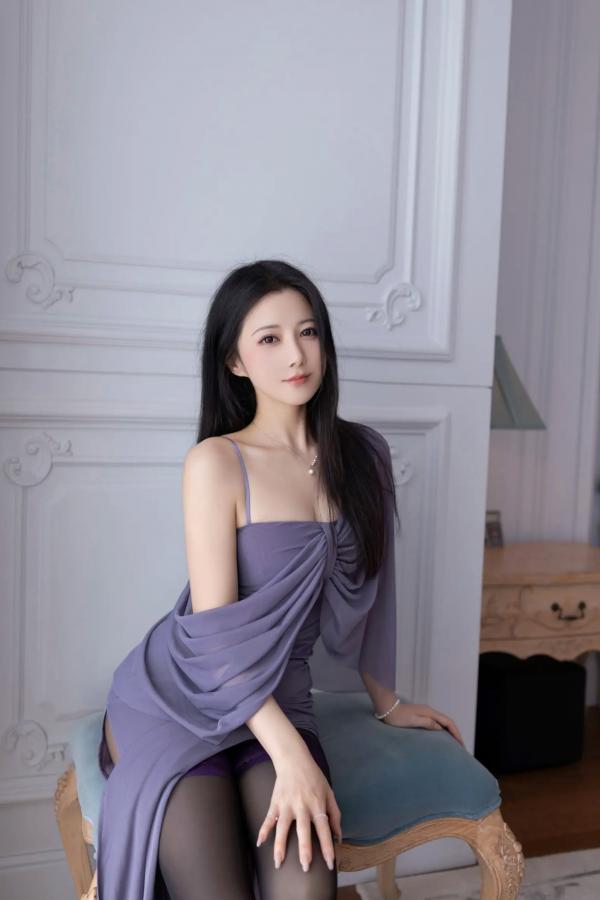 鱼子酱fish   鱼子酱Fish性感室内私房照，优雅紫色开叉长裙搭配黑丝高跟，尽显轻奢御姐风范 [120P]第17张图片