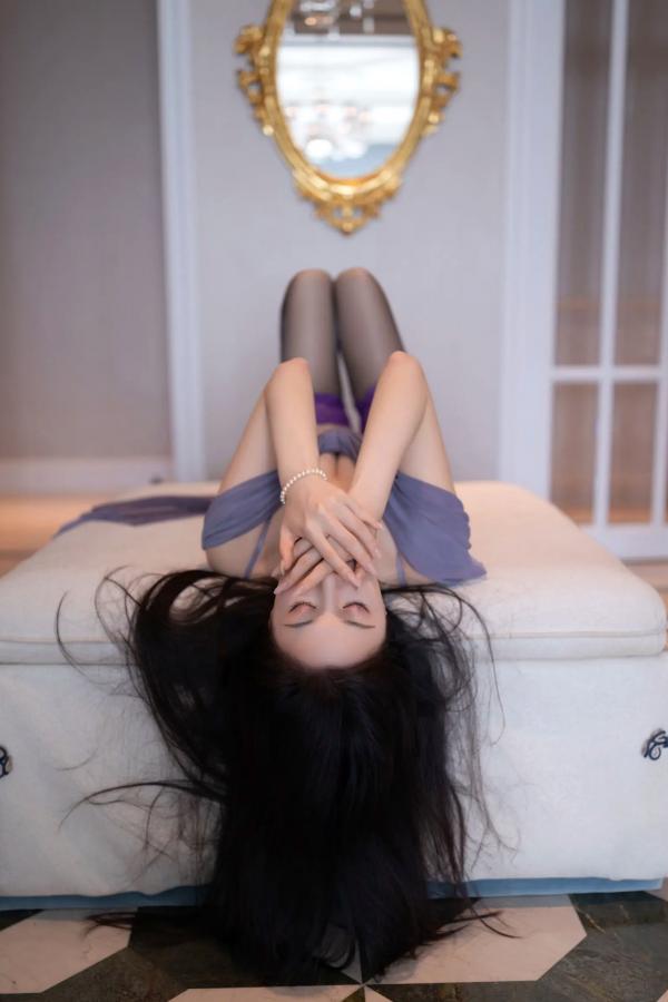 鱼子酱fish   鱼子酱Fish性感室内私房照，优雅紫色开叉长裙搭配黑丝高跟，尽显轻奢御姐风范 [120P]第76张图片