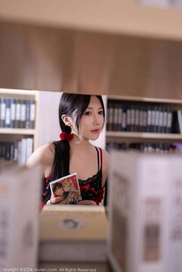 鱼子酱fish   XiuRen秀人网-8596-鱼子酱Fish-图书馆私房照-红外套黑裙性感写真-大尺度诱惑视觉盛宴-2024.05.24第5张图片