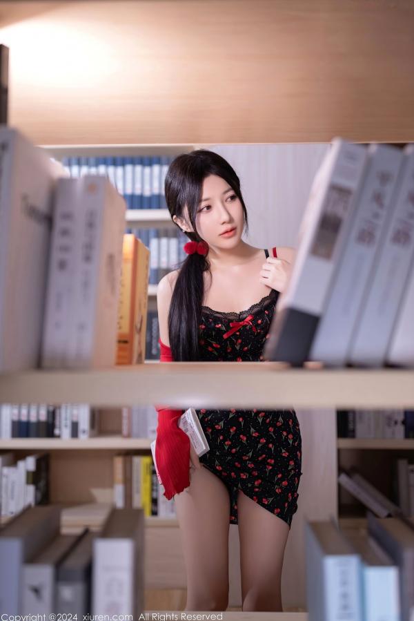 鱼子酱fish   XiuRen秀人网-8596-鱼子酱Fish-图书馆私房照-红外套黑裙性感写真-大尺度诱惑视觉盛宴-2024.05.24第7张图片
