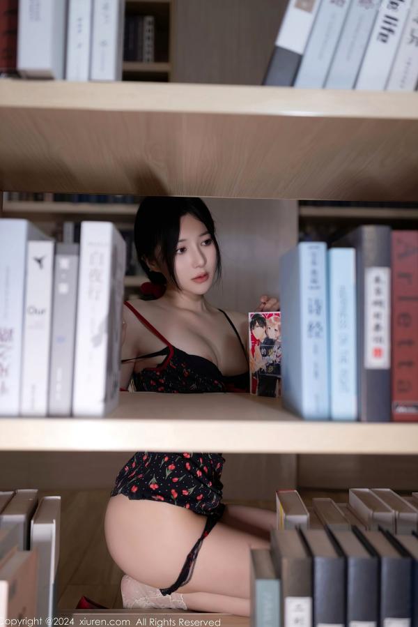 鱼子酱fish   XiuRen秀人网-8596-鱼子酱Fish-图书馆私房照-红外套黑裙性感写真-大尺度诱惑视觉盛宴-2024.05.24第22张图片