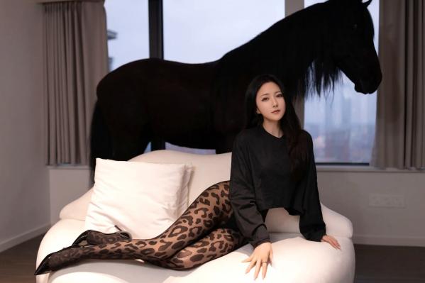 鱼子酱fish   鱼子酱Fish私房写真：野性豹纹丝袜搭配黑色透视装，极致性感诱惑，尽显曼妙身姿与迷人女神气质第1张图片