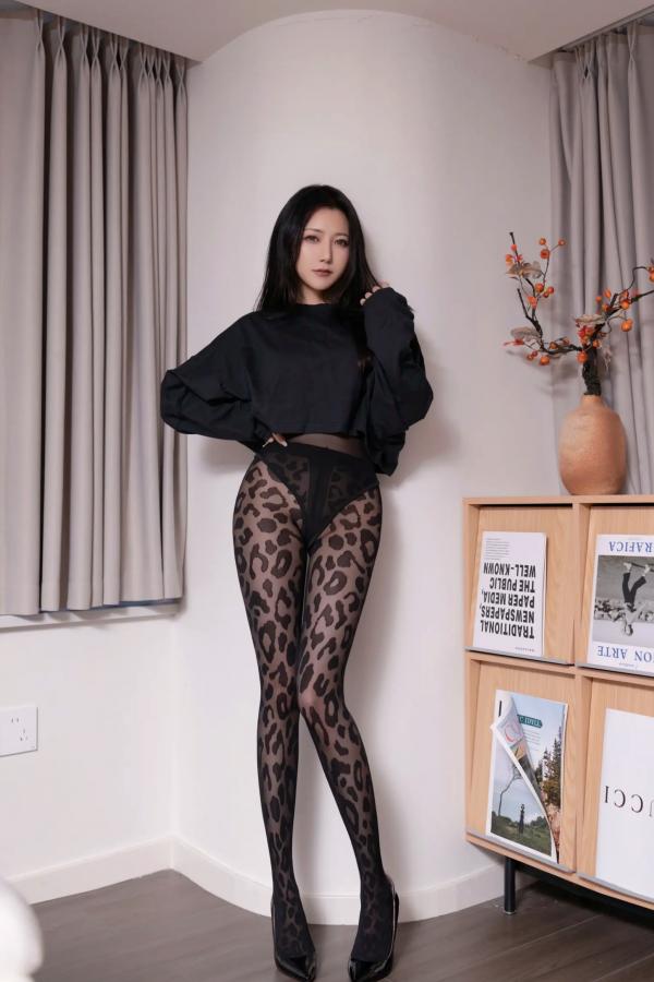 鱼子酱fish   鱼子酱Fish私房写真：野性豹纹丝袜搭配黑色透视装，极致性感诱惑，尽显曼妙身姿与迷人女神气质第2张图片
