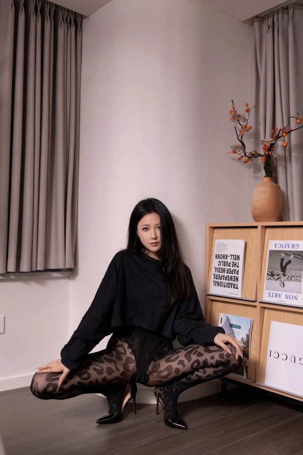 鱼子酱fish   鱼子酱Fish私房写真：野性豹纹丝袜搭配黑色透视装，极致性感诱惑，尽显曼妙身姿与迷人女神气质第4张图片