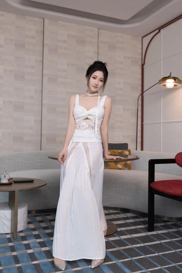鱼子酱fish   鱼子酱Fish 白裙诱惑室内私房大尺度写真，纯欲女神酒店床边清纯与性感并存[120P]第2张图片
