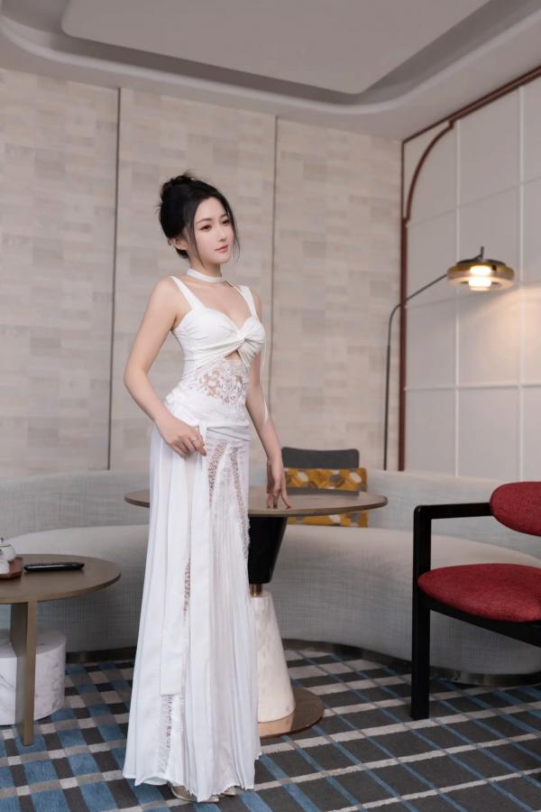 鱼子酱fish   鱼子酱Fish 白裙诱惑室内私房大尺度写真，纯欲女神酒店床边清纯与性感并存[120P]第3张图片