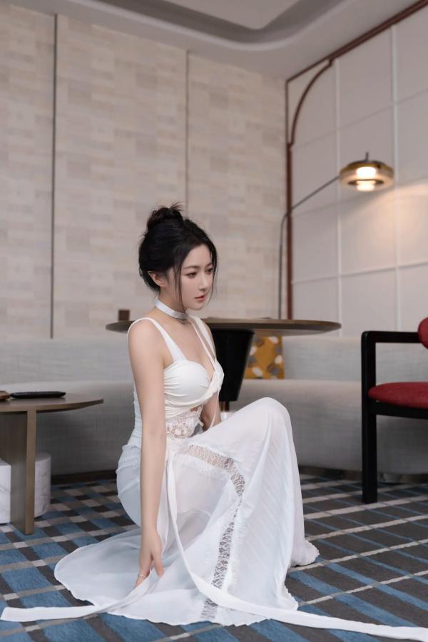 鱼子酱fish   鱼子酱Fish 白裙诱惑室内私房大尺度写真，纯欲女神酒店床边清纯与性感并存[120P]第5张图片